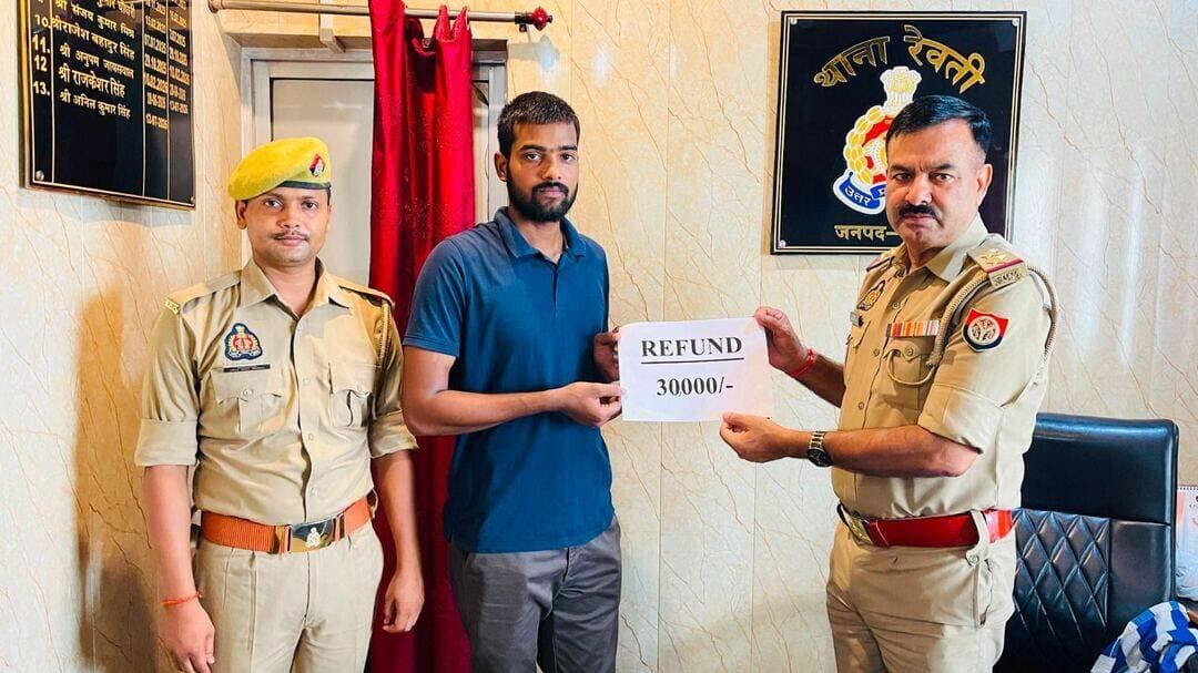 साइबर ठगी के 9 महीने बाद वापस मिले ₹30 हजार, रेवती पुलिस ने लौटाई पीड़ित की पूरी रकम
बलिया। साइबर ठगी के शिकार युवक को रेवती पुलिस और साइबर टीम की प्रभावी कार्रवाई से बड़ी राहत मिली है। पुलिस ने साइबर अपराधियों द्वारा ठगे गए ₹30,000 की पूरी धनराशि पीड़ित के खाते में वापस करा दी।
रेवती थाना क्षेत्र के श्रीकांतपुर निवासी ऋषभ कुमार प्रसाद के इंडिया पोस्ट पेमेंट्स बैंक (IPPB) खाते से 23 नवंबर 2025 को अज्ञात साइबर अपराधियों ने दो बार में ₹10,000 और ₹20,000, कुल ₹30,000 की ऑनलाइन ठगी कर ली थी। पीड़ित ने मामले की शिकायत NCRP पोर्टल पर दर्ज कराई थी।
पुलिस अधीक्षक बलिया ओमवीर सिंह और अपर पुलिस अधीक्षक (दक्षिणी)/नोडल साइबर सेल संजय वर्मा के पर्यवेक्षण में रेवती पुलिस और साइबर टीम ने मामले में त्वरित कार्रवाई की। संबंधित बैंक और नोडल अधिकारियों से पत्राचार कर ठगी की रकम को SBI के फ्रॉड खाते में होल्ड कराया गया।
इसके बाद NCRP पोर्टल और साइबर सेल के लगातार प्रयासों से पीड़ित ऋषभ कुमार प्रसाद के खाते में ठगी की पूरी ₹30,000 की धनराशि सफलतापूर्वक रिफंड करा दी गई।
रकम वापस मिलने पर पीड़ित ने बलिया पुलिस और रेवती पुलिस टीम का आभार जताते हुए पुलिस की कार्रवाई की सराहना की।
बलिया पुलिस की इस कार्रवाई से एक बार फिर यह संदेश सामने आया है कि साइबर ठगी के बाद समय रहते शिकायत करना बेहद जरूरी है। तत्काल शिकायत मिलने पर पुलिस ठगी की रकम को होल्ड कराने और उसे वापस दिलाने की कार्रवाई कर सकती है।
<nis:link nis:type=tag nis:id=बलिया_पुलिस nis:value=बलिया_पुलिस nis:enabled=true nis:link/>
<nis:link nis:type=tag nis:id=रेवती_पुलिस nis:value=रेवती_पुलिस nis:enabled=true nis:link/>
<nis:link nis:type=tag nis:id=साइबर_फ्रॉड nis:value=साइबर_फ्रॉड nis:enabled=true nis:link/>
<nis:link nis:type=tag nis:id=साइबर_क्राइम nis:value=साइबर_क्राइम nis:enabled=true nis:link/>
<nis:link nis:type=tag nis:id=cyberawareness nis:value=CyberAwareness nis:enabled=true nis:link/>