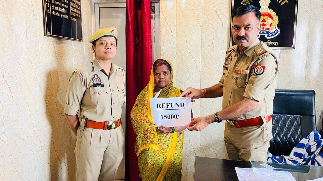 साइबर ठगी के 9 महीने बाद मिली राहत, रेवती पुलिस ने पीड़िता के ₹15 हजार कराए वापस
बलिया। साइबर ठगी की शिकार महिला के लिए रेवती पुलिस ने बड़ी राहत की खबर दी है। पुलिस की त्वरित और प्रभावी कार्रवाई के चलते साइबर अपराधियों द्वारा ठगे गए ₹15,000 की पूरी धनराशि पीड़िता के खाते में वापस करा दी गई।
रेवती थाना क्षेत्र के दक्षिण टोला पानी टंकी निवासी सविता देवी पत्नी छोटेलाल वर्मा के SBI खाते से 4 नवंबर 2025 को अज्ञात साइबर अपराधियों ने फर्जी तरीके से ₹15,000 ऑनलाइन ठग लिए थे। पीड़िता ने मामले की शिकायत NCRP/MRM पोर्टल पर दर्ज कराई थी।
पुलिस अधीक्षक बलिया ओमवीर सिंह और अपर पुलिस अधीक्षक (दक्षिणी)/नोडल साइबर सेल संजय वर्मा के पर्यवेक्षण में रेवती पुलिस और साइबर टीम ने मामले में तत्काल कार्रवाई शुरू की। संबंधित बैंक और नोडल अधिकारियों से पत्राचार कर ठगी की रकम को Fino Payments Bank के खाते में होल्ड कराया गया।
इसके बाद MRM पोर्टल और साइबर सेल के प्रयासों से पीड़िता के खाते में ठगी की पूरी ₹15,000 की धनराशि सफलतापूर्वक रिफंड करा दी गई।
रकम वापस मिलने के बाद पीड़िता सविता देवी ने बलिया पुलिस और रेवती पुलिस टीम का आभार जताते हुए पुलिस की कार्रवाई की सराहना की।
पुलिस ने एक बार फिर लोगों से अपील की है कि साइबर ठगी होने पर घबराएं नहीं और तत्काल इसकी शिकायत साइबर हेल्पलाइन/पोर्टल पर दर्ज कराएं, ताकि ठगी की रकम को समय रहते होल्ड कराकर वापस कराने की कार्रवाई की जा सके।
<nis:link nis:type=tag nis:id=बलिया_पुलिस nis:value=बलिया_पुलिस nis:enabled=true nis:link/>
<nis:link nis:type=tag nis:id=साइबर_क्राइम nis:value=साइबर_क्राइम nis:enabled=true nis:link/>
<nis:link nis:type=tag nis:id=साइबर_फ्रॉड nis:value=साइबर_फ्रॉड nis:enabled=true nis:link/>
<nis:link nis:type=tag nis:id=रेवती_पुलिस nis:value=रेवती_पुलिस nis:enabled=true nis:link/>
<nis:link nis:type=tag nis:id=cyberawareness nis:value=CyberAwareness nis:enabled=true nis:link/>