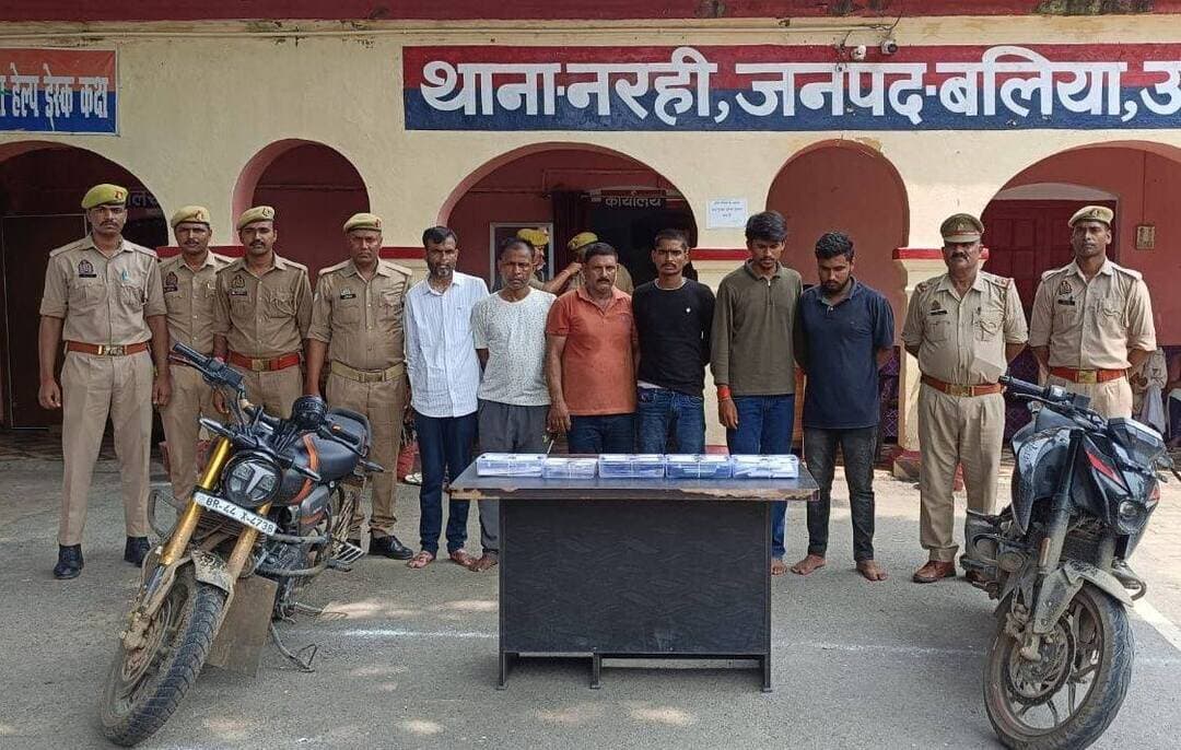 भरौली में सोनार से लूट का बड़ा खुलासा, 6 बदमाश गिरफ्तार; 86.40 लाख नहीं, ₹86,400 नकद समेत जेवर व हथियार बरामद
बलिया। नरही थाना क्षेत्र के भरौली-गाजीपुर मार्ग पर 15 अगस्त को आभूषण व्यवसायी से हुई लूट का पुलिस ने खुलासा कर दिया है। सर्विलांस/स्वाट टीम और थाना नरही की संयुक्त पुलिस टीम ने कार्रवाई करते हुए छह आरोपियों को गिरफ्तार किया है। पुलिस के अनुसार गिरफ्तार आरोपियों के कब्जे से ₹86,400 नकद, दो मोटरसाइकिल, आठ मोबाइल, चांदी की दो जोड़ी पायल, पीली धातु की दो नाक की कील, एक तमंचा, दो कारतूस और दो अवैध चाकू बरामद किए गए हैं।
पुलिस के मुताबिक 15 अगस्त को सोनार अपनी दुकान बंद कर बेटे के साथ मोटरसाइकिल से घर लौट रहा था। इसी दौरान भरौली-गाजीपुर मार्ग पर दो मोटरसाइकिलों से पहुंचे बदमाशों ने आभूषण और नकदी से भरा बैग लूट लिया था। मामले में 16 अगस्त को नरही थाने में मुकदमा दर्ज किया गया था।
घटना के खुलासे के लिए पुलिस टीम ने घटनास्थल और सोनार की दुकान से घर जाने वाले रास्ते पर लगे सीसीटीवी कैमरों के साथ डम्प डाटा और वीटीएस डाटा का विश्लेषण किया। जांच के दौरान पुलिस ने कुल नौ बदमाशों की संलिप्तता के इलेक्ट्रॉनिक साक्ष्य जुटाए।
इसके बाद 20 अगस्त की रात करीब 9:05 बजे बघौना मोड़ के पास पुलिस ने घेराबंदी कर दो मोटरसाइकिलों पर सवार चार बदमाशों को गिरफ्तार किया। उनकी निशानदेही पर दो अन्य आरोपियों को भी गिरफ्तार किया गया। पूछताछ में आरोपियों ने पुलिस को बताया कि लूट की वारदात में कुल नौ लोग शामिल थे। पुलिस के अनुसार तीन अन्य आरोपी अभी फरार हैं, जिनकी गिरफ्तारी के लिए प्रयास जारी हैं।
पुलिस के मुताबिक आरोपियों ने घटना से पहले 13 अगस्त को सोनार की दुकान और आने-जाने वाले रास्तों की रेकी की थी। मामले में साजिश और लूट के माल को रखने संबंधी धाराओं की भी बढ़ोतरी की गई है।
गिरफ्तार आरोपियों में विकास प्रधान, कृष्ण कुमार उर्फ धनु यादव, अमन महतो उर्फ राम लखन, राजू चौरसिया, मदन कुमार वर्मा और विशाल चौधरी शामिल हैं। पुलिस के अनुसार राजू चौरसिया का पूर्व में भी आपराधिक इतिहास रहा है, जबकि कुछ अन्य आरोपियों के खिलाफ बिहार में चोरी, हत्या और शस्त्र अधिनियम समेत अन्य मामलों की जानकारी सामने आई है।
पुलिस ने बताया कि घटना में कथित रूप से शामिल तीन अन्य आरोपियों लड्डू सेठ उर्फ चंद्र प्रकाश वर्मा, प्रेम यादव और दीपू यादव उर्फ रोहित कुमार की तलाश की जा रही है।
लूटकांड का सफल अनावरण करने वाली पुलिस टीम को पुलिस अधीक्षक बलिया द्वारा ₹25,000 के नकद पुरस्कार की घोषणा की गई है।
<nis:link nis:type=tag nis:id=बलिया_पुलिस nis:value=बलिया_पुलिस nis:enabled=true nis:link/>
<nis:link nis:type=tag nis:id=नरही_लूटकांड nis:value=नरही_लूटकांड nis:enabled=true nis:link/>
<nis:link nis:type=tag nis:id=लूट_का_खुलासा nis:value=लूट_का_खुलासा nis:enabled=true nis:link/>
<nis:link nis:type=tag nis:id=बलिया_क्राइम nis:value=बलिया_क्राइम nis:enabled=true nis:link/>
<nis:link nis:type=tag nis:id=पुलिस_कार्रवाई nis:value=पुलिस_कार्रवाई nis:enabled=true nis:link/>