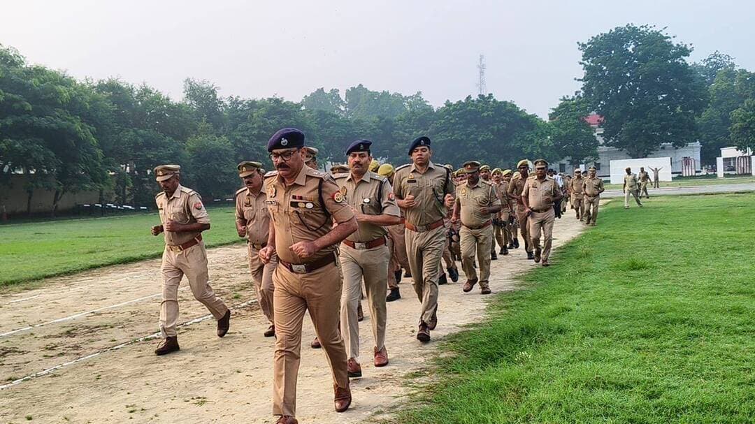 पुलिस लाइन में एसपी संग जवानों ने किया दंगा निरोधक ड्रिल का अभ्यास
बलिया। पुलिस अधीक्षक बलिया श्री ओमवीर सिंह ने शुक्रवार को रिजर्व पुलिस लाइन में साप्ताहिक परेड की सलामी ली। इस दौरान उन्होंने पुलिस कर्मियों की शारीरिक दक्षता, अनुशासन और एकरूपता का जायजा लेते हुए आवश्यक दिशा-निर्देश दिए।
परेड के दौरान पुलिस कर्मियों को शारीरिक एवं मानसिक रूप से फिट रखने के लिए दौड़ कराई गई। इसके बाद टोलीवार ड्रिल कराकर अनुशासन और एकरूपता का अभ्यास कराया गया। एसपी ने ड्रिल का निरीक्षण करते हुए इसे और बेहतर तरीके से कराने के लिए संबंधित अधिकारियों को निर्देशित किया।
आपात परिस्थितियों से निपटने और अपराधों की रोकथाम के मद्देनजर पुलिस कर्मियों को दंगा निरोधक उपकरणों के साथ ड्रिल का अभ्यास भी कराया गया। एसपी ने उपकरणों के रख-रखाव और उनकी क्रियाशीलता पर विशेष ध्यान देने के निर्देश दिए।
परेड में अपर पुलिस अधीक्षक (उत्तरी) दिनेश कुमार शुक्ला, क्षेत्राधिकारी लाइन मंजरी राव, क्षेत्राधिकारी सिकंदरपुर राकेश कुमार सिंह, क्षेत्राधिकारी बैरिया आलोक कुमार गुप्ता, प्रतिसार निरीक्षक सहित अन्य पुलिस अधिकारी एवं कर्मचारी मौजूद रहे।
<nis:link nis:type=tag nis:id=balliapolice nis:value=BalliaPolice nis:enabled=true nis:link/> <nis:link nis:type=tag nis:id=spballia nis:value=SPBallia nis:enabled=true nis:link/> <nis:link nis:type=tag nis:id=policeparade nis:value=PoliceParade nis:enabled=true nis:link/> <nis:link nis:type=tag nis:id=ballianews nis:value=BalliaNews nis:enabled=true nis:link/> <nis:link nis:type=tag nis:id=policetraining nis:value=PoliceTraining nis:enabled=true nis:link/>