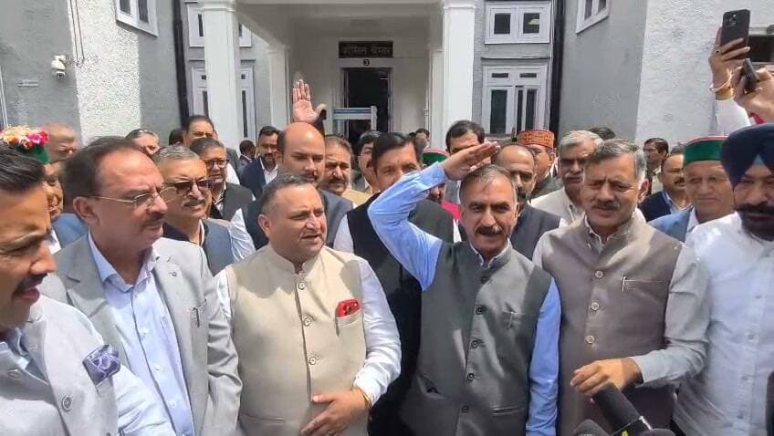 सत्ता पक्ष का धरना विधानसभा के बाहर
