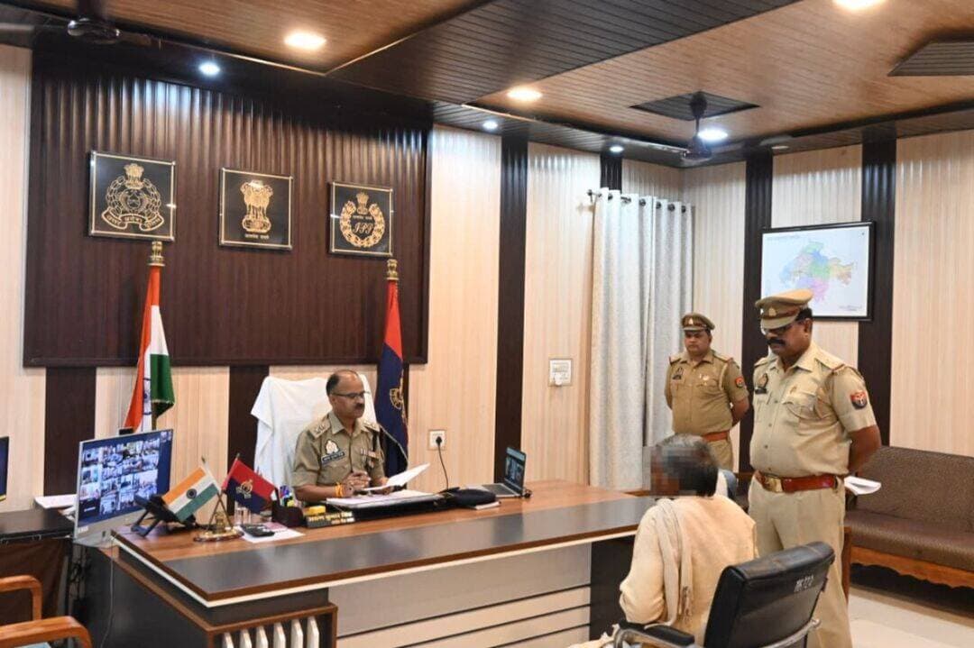 *प्रेस नोट-चित्रकूट पुलिस*
*दिनाँक-* *20.08.2026*
*♦️पुलिस अधीक्षक ने पुलिस कार्यालय में की जनसुनवाई, शिकायतों के त्वरित निस्तारण हेतु सम्बन्धित को दिए निर्देश♦️*
➡️ पुलिस अधीक्षक चित्रकूट श्री अरुण कुमार सिंह द्वारा पुलिस कार्यालय में आये हुये फरियादियों की शिकायतों को सुनकर शिकायतों के त्वरित निस्तारण हेतु सम्बन्धित प्रभारी निरीक्षक/थानाध्यक्ष को आवश्यक दिशा-निर्देश दिये गये।
