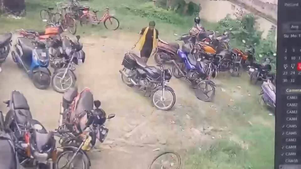 बेगूसराय में बेखौफ चोरों का तांडव, स्मार्ट सीटेट क्लासेज के पार्किंग में खड़ी बाइक की चोरी, सीसीटीवी में वीडियो आया सामने..
