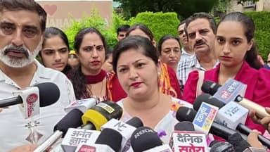 धर्मशाला : #live गगल एयरपोर्ट विस्तार से प्रभावित लोग शुक्रवार को अपनी लंबित मांगों को लेकर उपायुक्त कार्यालय धर्मशाला पहुंचे। इस दौरान प्रभावित परिवारों ने प्रशासन के समक्ष अपनी समस्याएं उठाते हुए मांगों के समाधान की गुहार लगाई। Kangra Express
प्रभावित लोगों का कहना है कि एयरपोर्ट विस्तार परियोजना से जुड़े परिवारों की चिंताओं का समय रहते समाधान किया जाए और उनकी मांगों पर गंभीरता से विचार किया जाए। उन्होंने प्रशासन को ज्ञापन सौंपते हुए उचित मुआवजा और पुनर्वास समेत अन्य लंबित मुद्दों के शीघ्र निस्तारण की मांग की।