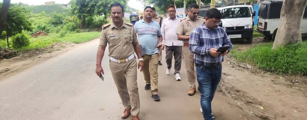#यातायात पुलिस व परिवहन विभाग की संयुक्त टीम द्वारा मानक के अनुरूप कार्य न करने वाले 24 वाहनो का चालान व 3,12,000-/ रुपये के शमन शुल्क से अधिरोपित कर 04 वाहनों को सीज किया गया
परिवहन आयुक्त उ0प्र0 लखनऊ, श्रीमान जिलाधिकारी महोदय गाजीपुर व श्रीमान पुलिस अधीक्षक महोदय गाजीपुर के निर्देश के क्रम में सहायक सम्भागीय परिवहन अधिकारी श्री धनवीर सिंह व यातायात निरीक्षक की महत्वपूर्ण पहल *'मिशन सेफ फ्यूचर 2.0'* को लेकर जनपद गाजीपुर में एक विशेष अभियान चलाया गया। जिसका मुख्य उद्देश्य जनपद के सभी विद्यालयों के बच्चों के सुरक्षित आवागमन हेतु स्कूल वाहनों में बच्चों को स्कूल आने-जाने में एक घण्टे से अधिक समय न लगने के सम्बन्ध में आवश्यक दिशा-निर्देश दिये गये तथा स्कूली वाहन चालको का सत्यापन, उत्तर प्रदेश इण्टीग्रेट स्कूल व्हीकल मॉनिटरिंग पोर्टल पर स्कूल द्वारा भरा गया हो, आदि मानकों को पूरा न होने की दशा में स्कूली वाहनों के विरुद्ध जनपद के एवरग्रीन व सनसाइन सहित 12 विद्यालयों के वाहनों के फिटनेस, परमिट व अन्य प्रपत्रों को जाँच कर मोटर अधिनियम की सुसंगत धाराओं में 24 वाहनो का चालान व 3,12,000-/ रुपये का शमन शुल्क से अधिरोपित एवरग्रीन के 03, सनसाइन के 01 वाहन (जो 25 वर्ष पुराना था) को सीज किया गया