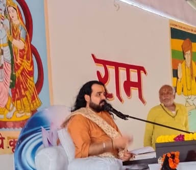 बारह ज्योतिर्लिंगों की महिमा का हुआ गुणगान, श्री शिव महापुराण कथा का भव्य समापन
बीकानेर। शिवबाड़ी स्थित श्री ज्योत भारती जी के धूणे में पिछले कई दिनों से चल रही श्री शिव महापुराण कथा का आज श्रद्धा और भक्तिभाव के साथ विराम हुआ। कथा के अंतिम दिवस कथा वाचक संतोष सागर जी महाराज ने भगवान शिव के पवित्र बारह ज्योतिर्लिंगों की महिमा एवं उनसे जुड़ी कथाओं का विस्तार से वर्णन किया।
महाराज श्री ने श्रद्धालुओं को बताया कि भगवान शिव के बारह ज्योतिर्लिंग देश के विभिन्न पवित्र स्थलों पर विराजमान हैं और प्रत्येक ज्योतिर्लिंग की अपनी विशेष महिमा एवं धार्मिक मान्यता है। कथा के दौरान सोमनाथ सहित सभी बारह ज्योतिर्लिंगों के प्राकट्य, उनकी महिमा तथा भगवान शिव की आराधना से मिलने वाले आध्यात्मिक लाभों का वर्णन किया गया। ज्योतिर्लिंगों की कथा सुनकर श्रद्धालु भाव-विभोर हो गए।
कथा स्थल पर अंतिम दिवस भी बड़ी संख्या में श्रद्धालु पहुंचे। भजनों और भगवान शिव के जयकारों से पूरा वातावरण भक्तिमय बना रहा। श्रद्धालुओं ने कथा का श्रवण कर भगवान शिव का आशीर्वाद प्राप्त किया।
कथा के समापन अवसर पर आयोजन से जुड़े श्रद्धालुओं एवं गणमान्य लोगों ने कथा वाचक संतोष सागर जी महाराज का आभार व्यक्त किया। कई दिनों तक चले इस धार्मिक आयोजन में भगवान शिव के विभिन्न स्वरूपों, माता पार्वती, भगवान गणेश, कार्तिकेय सहित शिव महापुराण के अनेक महत्वपूर्ण प्रसंगों का श्रवण श्रद्धालुओं ने किया।
अंतिम दिवस बारह ज्योतिर्लिंगों की कथा के साथ श्री शिव महापुराण कथा का विधिवत विराम हुआ। समापन के दौरान हर-हर महादेव और बम-बम भोले के जयघोष से कथा स्थल गूंज उठा तथा श्रद्धालुओं ने भगवान शिव से सुख, शांति और समृद्धि की कामना की। समापन पर समाज सेवी नित्यानंद पारीक ने समस्त श्रद्धालुओं का आभार प्रकट किया पारीक ने धोरे के समस्त सहयोगियों उद्योग पति माधो सिंह जी, किशन जी , शिव भेरू , राजू कुमावत , गोपाल ,उमाराम चौधरी, सादुल सिंह , वेद जी का विशेष सात दिनों तक सेवा देने के लिए धन्यवाद ज्ञापित किया ।