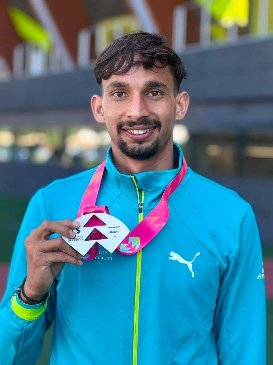 रजत पदक विजेता बसंत मेघवाल को 5 लाख की आर्थिक सहायता और सरकारी नौकरी का आश्वासन
विश्व एथलेटिक्स अंडर-20 चैंपियनशिप में रजत पदक जीतकर देश और क्षेत्र का नाम रोशन करने वाले अनूपगढ़ के एथलीट बसंत कुमार मेघवाल के लिए आर्थिक सहायता और सरकारी नौकरी की सौगात सामने आई है।
ग्राम पंचायत 12 A के प्रशासक वासुदेव जनागल और पंकज खण्ड ने बताया कि दिल्ली में केंद्रीय कानून एवं न्याय मंत्री अर्जुन राम मेघवाल से मुलाकात के दौरान बसंत कुमार की उपलब्धियों और उनके भविष्य को लेकर चर्चा की गई। इस दौरान उन्हें आर्थिक सहायता उपलब्ध करवाने तथा उचित सरकारी नौकरी दिलाने का आग्रह किया गया।
इसके बाद केंद्रीय मंत्री ने बसंत कुमार मेघवाल से दूरभाष पर बातचीत की और 5 लाख रुपए की आर्थिक सहायता देने तथा उचित सरकारी नौकरी दिलाने की दिशा में सहयोग का आश्वासन दिया।
बसंत की उपलब्धि के बाद क्षेत्र में लगातार उनके सम्मान और उत्साहवर्धन का सिलसिला जारी है। अब आर्थिक सहायता और सरकारी नौकरी के आश्वासन से उनके परिवार एवं खेलप्रेमियों में खुशी का माहौल है। समर्थकों ने केंद्रीय मंत्री अर्जुन राम मेघवाल का आभार जताते हुए इसे युवा खिलाड़ी के भविष्य के लिए महत्वपूर्ण पहल बताया।