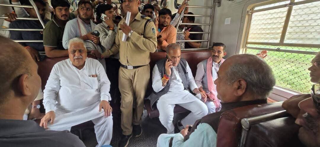 जनता पूछ रही है—कैलारस से बीरपुर तक मेमू में भाजपा नेताओं-कार्यकर्ताओं ने सफर तो खूब किया,लेकिन टिकट कितने लोगों ने खरीदे? होंगे,,, TC के द्वारा ट्रेन में आखिर चेकिंग क्यों नहीं की गई,, क्या सभी को ट्रेन में मुफ्त यात्रा करने के लिए कहा गया था,,, Collector Office Morena Morena Breaking @highlight Bol Morena Jitu Patwari रामचित्र सिंह गुर्जर महाना Pankaj Upadhyay Dinesh Gurjar MLA Namaste Morena