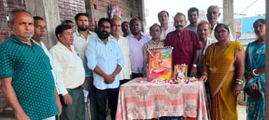 बृहस्पतिवार को गोस्वामी कल्याण फाउंडेशन के द्वारा गया जिला अंतर्गत भूसंडा मैं कुंदन गोस्वामी जी के आवास पर अपरान्ह 4:00 बजे सनातन समाज के पथ प्रदर्शक एवं रामचरितमानस के रचयिता गोस्वामी तुलसीदास जी के जयंती समारोह जिला अध्यक्ष टिंकू गोस्वामी तथा महासचिव अमरजीत गिरी जी के देखरेख में आयोजित किया गया, जिसमें विभिन्न वक्ताओं ने गोस्वामी तुलसीदास जी के जीवनी पर विस्तृत चर्चा किया तथा उनके चित्र पर पुष्पांजलि अर्पित किया, वक्ताओं ने कहा कि आज के समय में इनके बताएं मार्ग का अनुसरण करने पर ही समाज की भलाई हो सकती है, उनकी रचना रामचरितमानस हमारे समाज का धरोहर है, इस अवसर पर गया जिला महिला प्रमुख के रूप में सुनीता गिरी जी का चयन किया गया, बैठक में मुख्य रूप से बिहार प्रांत महासचिव बैजनाथ गोस्वामी, जिला अध्यक्ष टिंकू गोस्वामी, उपाध्यक्ष संजय गिरी ( महंत मंगला गौरी ) महासचिव अमरजीत गिरी, गया जिला युवा वाहिनी प्रमुख आनंद भारती, अभय कुमार गोस्वामी, सुरेंद्रनाथ गोस्वामी, सुनीता गिरी, संगीता देवी, निर्भय भारती,संतोष गोस्वामी, कुंदन कुमार गोस्वामी, मनोज गोस्वामी, दीनानाथ गोस्वामी सहित दर्जनों की संख्या में गोस्वामी बंधु एवं माता बहने उपस्थित थी #bdbiharjharkhand