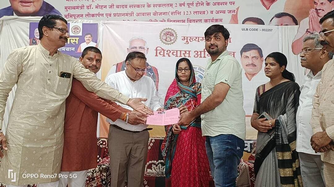 संभागायुक्त श्री भास्कर लक्षकार आज धार जिले के बदनावर में मुख्यमंत्री जन-विश्वास अभियान अंतर्गत आयोजित शिविर में शामिल हुए। यहां उन्होंने लाभार्थी हितग्राहियों को पट्टों के प्रमाण पत्र का वितरण किया। एसडीएम प्रियंका मिमरोट सहित अन्य संबंधित अधिकारी और जनप्रतिनिधि मौजूद रहे।
#मुख्यमंत्री_जनविश्वास_अभियान #JanVishwasAbhiyan2026 #हर_शुक्रवार_जनता_के_नाम
Indore Commissioner
Jansampark Madhya Pradesh
