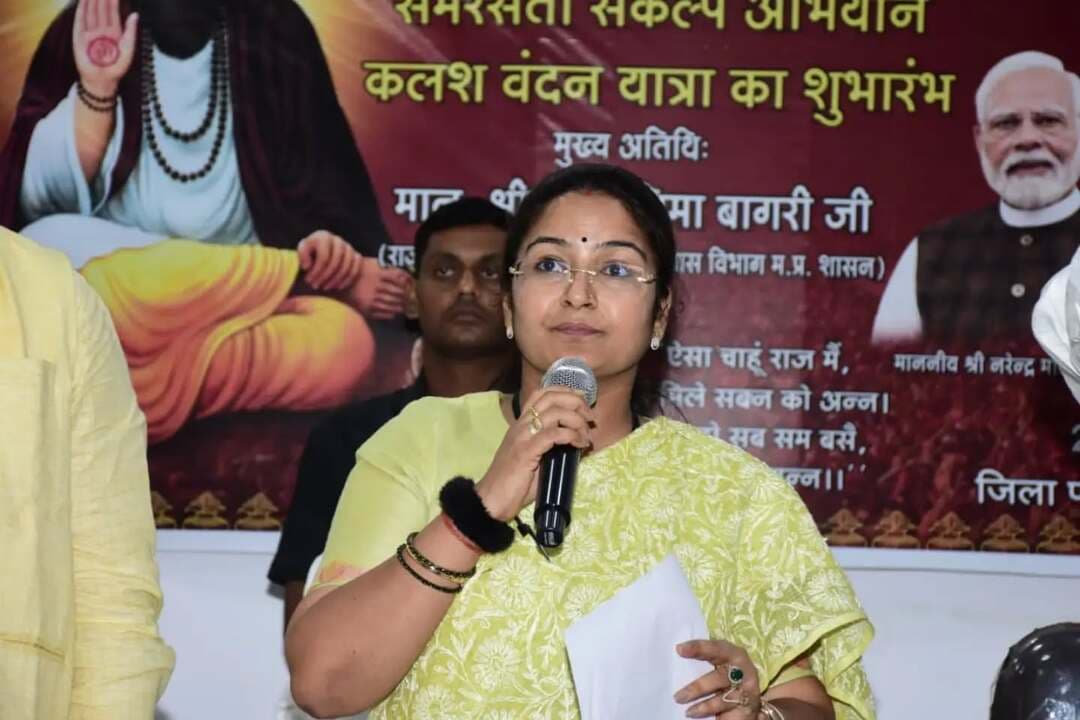 संत रविदास जी की 650वीं जयंती पर समरसता का संदेश देने कलश यात्रा का हुआ शुभारंभ-
राज्यमंत्री श्रीमती Pratima Bagri ने जिला पंचायत कार्यालय से हरी झंडी दिखाकर समरसता संकल्प कलश यात्रा को किया रवाना।
RM:-facebook.com/share/p/18zht1…
#JansamparkMP
Chief Minister, MP
Dr Mohan Yadav