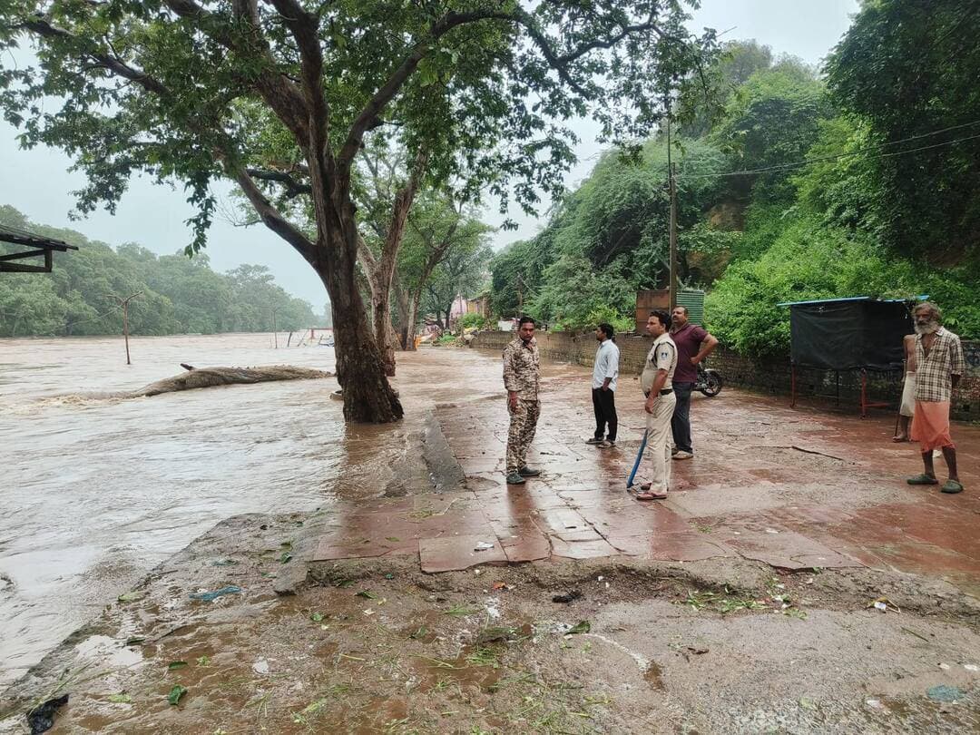 बाढ़ प्रभावित क्षेत्रों में सतत निगरानी, आवागमन नियंत्रित
चित्रकूट में अस्थाई आश्रय स्थल संचालित
----
सतना 20 अगस्त 2026/#सतना जिले में लगातार हो रही बारिश के चलते प्रमुख नदियों के जल स्तर में बढ़ोतरी को देखते हुए बाढ़ एवं जलभराव की स्थिति पर सतत निगरानी रखी जा रही है। टमस, मंदाकिनी, मऊ एवं अमरन नदी के जल स्तर की स्थिति पर संबंधित प्रशासनिक एवं नगरीय निकायों की टीमें लगातार नजर बनाए हुए हैं। संवेदनशील क्षेत्रों में आवश्यकतानुसार राहत एवं सुरक्षा के इंतजाम भी किए जा रहे हैं। टमस नदी का वर्तमान जल स्तर 287.16 मीटर दर्ज किया गया है। केंद्रीय जल आयोग के अनुसार नदी का खतरे का स्तर 289 मीटर निर्धारित है। प्रशासन द्वारा नदी के जल स्तर में होने वाली वृद्धि पर लगातार नजर रखी जा रही है तथा संबंधित अधिकारियों को स्थिति पर सतर्क निगाह बनाए रखने के निर्देश दिए गए हैं। चित्रकूट क्षेत्र में मां मंदाकिनी नदी के बढ़ते जल स्तर को देखते हुए नगर परिषद चित्रकूट द्वारा सतत निगरानी की जा रही है। नदी के आसपास के संवेदनशील क्षेत्रों में प्रशासन एवं नगर परिषद की टीमें सक्रिय हैं। रिहायशी क्षेत्रों में जलभराव की स्थिति को देखते हुए नगर परिषद की टीमों को जल निकासी एवं जल जमाव समाप्त करने के लिए तैनात किया गया है। मंदाकिनी नदी में बाढ़ की स्थिति को देखते हुए नगर परिषद चित्रकूट द्वारा प्रमोद वन सामुदायिक भवन में अस्थाई आश्रय स्थल का संचालन किया जा रहा है। यहां जरूरतमंद एवं प्रभावित लोगों के लिए निःशुल्क ठहरने, नाश्ता एवं भोजन की व्यवस्था की गई है। आश्रय स्थल की क्षमता 70 व्यक्तियों की है। आवश्यकता पड़ने पर प्रभावित लोगों को यहां सुरक्षित रूप से ठहराया जा सकता है।
इसी प्रकार बिरसिंहपुर-सेमरिया मार्ग में मऊ नदी के उफान पर होने के कारण सुरक्षा की दृष्टि से आवागमन पूरी तरह बंद करा दिया गया है। तहसीलदार बिरसिंहपुर डॉ. शैलेन्द्र शर्मा ने प्रशासनिक अमले को क्षेत्र में मुस्तैद रहने तथा नदी एवं मार्ग की स्थिति पर लगातार नजर रखने के निर्देश दिए हैं। लोगों से अपील की गई है कि जलभराव अथवा नदी के तेज बहाव वाले स्थानों पर अनावश्यक रूप से आवागमन न करें। नागौद नगर परिषद क्षेत्र में भी अमरन नदी के जल स्तर पर लगातार निगरानी रखी जा रही है। नगर परिषद के सीएमओ एवं उनकी टीम मौके पर स्थिति का जायजा लेते हुए जल स्तर में होने वाले बदलावों की निगरानी कर रही है। संवेदनशील स्थानों पर आवश्यकतानुसार तत्काल कार्रवाई के लिए टीमों को सक्रिय रखा गया है। प्रशासन द्वारा नागरिकों से अपील की गई है कि वे नदी, नाले एवं जलभराव वाले क्षेत्रों से सुरक्षित दूरी बनाए रखें, बच्चों को ऐसे स्थानों पर न जाने दें तथा प्रशासन द्वारा जारी सुरक्षा निर्देशों का पालन करें। किसी भी आपात स्थिति में तत्काल संबंधित प्रशासनिक अमले को सूचना दें।
#JansamparkMP
CM Madhya Pradesh
Dr Mohan Yadav