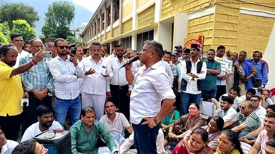 संजय डोभाल अपने समर्थकों के साथ पहुंचे डीएम कार्यालय