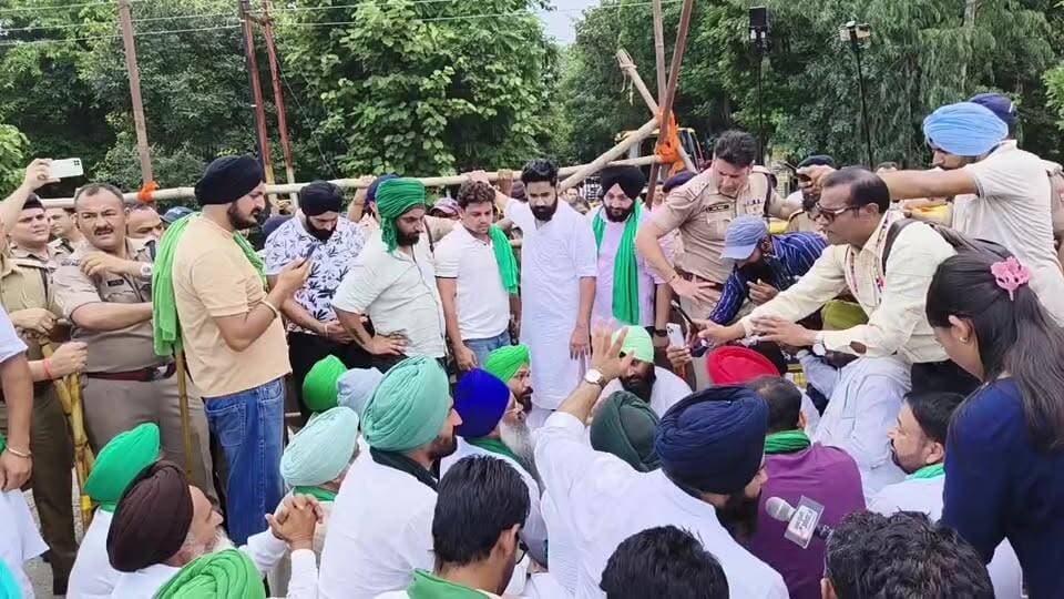 रुद्रपुर कलेक्ट्रेट में धरना देने पहुंचे किसानों को पुलिस ने रोका, सड़क पर धरने पर बैठे किसान