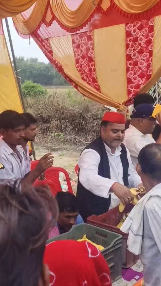 बिलग्राम में कांवड़ियों पर बरसे फूल, फल-मिठाई और पानी का किया वितरण
बिलग्राम। सावन के पवित्र माह में शुक्रवार को बिलग्राम की गुलाबवाड़ी चुंगी पर भोले के भक्त कांवड़ियों का स्वागत किया गया। समाजवादी पार्टी के राष्ट्रीय प्रवक्ता एवं पूर्व जिलाध्यक्ष हरदोई जितेंद्र वर्मा ‘जीतू पटेल’ के नेतृत्व में कांवड़ियों पर गुलाब के फूलों की वर्षा की गई। इस दौरान शिवभक्तों को फल, मिठाई और पानी भी वितरित किया गया।
जितेंद्र वर्मा ‘जीतू पटेल’ ने कहा कि सावन के पवित्र माह में भगवान भोलेनाथ की कृपा शिवभक्तों पर विशेष रूप से बरसती है। उन्होंने कहा कि सावन में प्रतिदिन लाखों श्रद्धालु गंगाजल लेकर विभिन्न शिव मंदिरों में पहुंचते हैं और भगवान भोलेनाथ का जलाभिषेक कर उनका आशीर्वाद प्राप्त करते हैं। कांवड़ियों की सेवा और उनका स्वागत करना भी पुण्य का कार्य है।
इस दौरान के.के. वर्मा, सईद अहमद, रामचंद्र पटेल, अभिषेक पटेल, अजबू यादव, मनोज यादव, प्रशांत पटेल, सौरभ वर्मा, शावेंद्र यादव, मोहम्मद दिलशाद, शाहबाज खान, ओसामा इराकी सहित अन्य लोग मौजूद रहे।