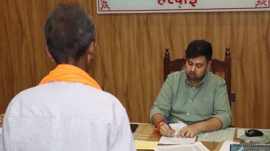 जिलाधिकारी की जनसुनवाई में 94 शिकायतें प्राप्त, त्वरित निस्तारण के निर्देश
हरदोई। कलेक्ट्रेट में शुक्रवार को आयोजित जनसुनवाई के दौरान जिलाधिकारी अनुनय झा ने आमजन की समस्याओं को गंभीरता से सुना। जनसुनवाई में कुल 94 शिकायतें प्राप्त हुईं। जिलाधिकारी ने संबंधित अधिकारियों को शिकायतों के त्वरित, समयबद्ध एवं गुणवत्तापूर्ण निस्तारण के निर्देश दिए।
जिलाधिकारी ने अधिकारियों से कहा कि जनसुनवाई में प्राप्त प्रत्येक शिकायत का नियमानुसार निस्तारण सुनिश्चित किया जाए और शिकायतकर्ता को अनावश्यक रूप से परेशान न होना पड़े। उन्होंने कहा कि शिकायतों के निस्तारण में गुणवत्ता का विशेष ध्यान रखा जाए।
जनसुनवाई के दौरान प्राप्त कुछ शिकायतों का जिलाधिकारी ने मौके पर ही समाधान कराया। उन्होंने अधिकारियों को निर्देशित किया कि जिन मामलों में मौके पर समाधान संभव नहीं है, उनमें संबंधित विभाग तत्काल कार्रवाई करते हुए निर्धारित समयावधि में शिकायत का निस्तारण सुनिश्चित करें।
इस अवसर पर अपर मजिस्ट्रेट मयंक कुंडू सहित संबंधित विभागों के अधिकारी एवं कर्मचारी मौजूद रहे।