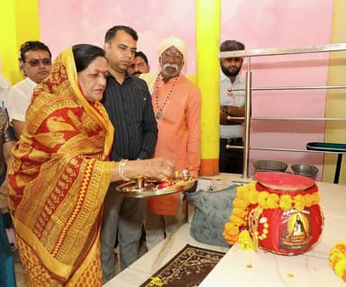 संत शिरोमणि गुरु रविदास जी की 650वीं जन्मजयंती पर कलश वंदन एवं समरसता संकल्प अभियान का हुआ शुभारंभ
रविदास जी की जन्मस्थली काशी से आए कलश को रथ के माध्यम से किया गया रवाना
नर्मदापुरम में हुआ जिला स्तरीय कार्यक्रम,
20 अगस्त से 10 सितंबर तक जिले में भ्रमण करेगा कलश रथ
संत शिरोमणि गुरु रविदास जी की 650वीं जन्म जयंती वर्ष के अवसर पर गुरुवार को नर्मदापुरम के चक्कर रोड चौराहे स्थित संत श्री रविदास महाराज मंदिर परिसर में जिला स्तरीय कलश वंदन एवं समरसता संकल्प अभियान के अंतर्गत कार्यक्रम आयोजित किया गया। कार्यक्रम में संत रविदास जी की जन्मस्थली काशी से प्राप्त पावन कलश का विधिवत पूजन किया गया। कार्यक्रम के दौरान पावन कलश एवं कलश रथ को जिला मुख्यालय से स्थानीय रविदास मंदिरों एवं ग्राम स्तर तक पहुंचाने के लिए रवाना किया गया। यह कलश रथ 20 अगस्त से 10 सितंबर 2026 तक जिले के निर्धारित मार्गों पर भ्रमण करेगा।
कलश रथ यात्रा का मुख्य उद्देश्य संत शिरोमणि श्री रविदास जी महाराज के जीवन दर्शन तथा उनके समता, भक्ति, सेवा, सामाजिक न्याय और मानवता के संदेश को जन-जन तक पहुंचाना है। अभियान के माध्यम से समाज में समरसता, भाईचारे और समानता की भावना को मजबूत करने का संकल्प लिया जाएगा।
उल्लेखनीय है कि मुख्यमंत्री डॉ. मोहन यादव ने मंगलवार को रविंद्र भवन में संत शिरोमणि श्री गुरु रविदास महाराज जी की 650वीं जन्म जयंती वर्ष के अवसर पर आयोजित समरसता संकल्प अभियान एवं कलश वंदन यात्रा का शुभारंभ किया था। इस दौरान मुख्यमंत्री ने संत रविदास महाराज जी के चित्र पर पुष्पांजलि अर्पित कर उनकी जन्मस्थली काशी से आए पावन कलशों का पूजन किया तथा संभागीय प्रतिनिधियों को कलश वितरित किए थे।
इसी क्रम में गुरुवार को नर्मदापुरम जिला मुख्यालय पहुंचे पावन कलश का विधिवत पूजन एवं वंदन किया गया। कार्यक्रम में पूर्व विधानसभा अध्यक्ष एवं नर्मदापुरम विधायक डॉ. सीतासरन शर्मा, लोकसभा सांसद श्री दर्शन सिंह चौधरी, राज्यसभा सांसद श्रीमती माया नारोलिया, नगर पालिका नर्मदापुरम अध्यक्ष श्रीमती नीतू यादव, जनप्रतिनिधि श्रीमती प्रीति शुक्ला, आचार्य पंडित अविनाश मिश्रा, कलेक्टर श्री सोमेश मिश्रा, जिला पंचायत सीईओ श्री हिमांशु जैन, श्री अखिलेश खंडेलवाल सहित अन्य जनप्रतिनिधि एवं अधिकारी उपस्थित रहे। कार्यक्रम में उपस्थित जनप्रतिनिधियों एवं अधिकारियों ने संत रविदास जी के विचारों को आत्मसात करते हुए सामाजिक समरसता, समानता और मानव कल्याण के उनके संदेश को समाज के प्रत्येक वर्ग तक पहुंचाने का संकल्प लिया।
#narmadapuram CM Madhya Pradesh Dr Mohan Yadav Jansampark Madhya Pradesh Department of Culture, Madhya Pradesh Department of Religious trusts & Endowments, MP General Administration Department, MP