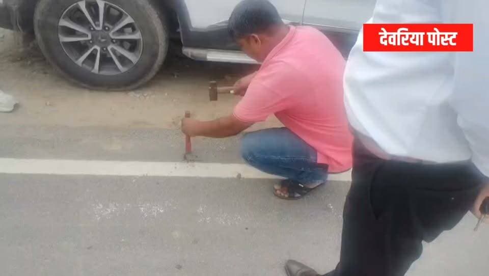 🚨 डीएम ने खुद सड़क की खुदाई कर परखी गुणवत्ता
देवरिया में निर्माण कार्यों की गुणवत्ता को लेकर जिलाधिकारी मधुसूदन हुल्गी ने सख्त रुख अपनाया। शुक्रवार को औचक निरीक्षण के दौरान डीएम ने पिपरा चंद्रभान–सहजौली मार्ग की खुदाई कराकर सड़क की विभिन्न परतों और निर्माण सामग्री की गुणवत्ता परखी।
📍 6.92 किमी सड़क | लागत ₹6.20 करोड़
जांच में निर्माण कार्य मानकों के अनुरूप पाया गया।
इसके बाद भलुअनी विकासखंड परिसर में निर्माणाधीन ₹2.58 करोड़ की आवासीय परियोजना का निरीक्षण किया। डीएम ने ईंट, सीमेंट सहित निर्माण सामग्री के नमूने जांच के लिए भेजने के निर्देश दिए।
डीएम ने स्पष्ट कहा—
“निर्माण कार्यों की गुणवत्ता से किसी भी प्रकार का समझौता नहीं किया जाएगा। मानकों का उल्लंघन मिलने पर संबंधित कार्यदायी संस्था और विभाग के विरुद्ध कठोर कार्रवाई होगी।”
#देवरिया #Deoria #DMDeoria #MadhusudanHulgi #DeoriaNews #निर्माणकार्य #गुणवत्ता #सड़कनिर्माण #प्रशासन #DeoriaPost