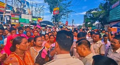 অন্নপূর্ণার টাকা না পেয়ে ধূপগুড়িতে পথ অবরোধ করে বিক্ষোভ মিহিলাদের একাংশ