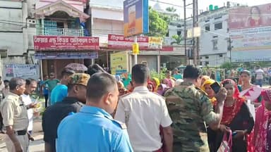 অন্নপূর্ণা যোজনার টাকা না পেয়ে পুনরায় তুফানগঞ্জ ১৭ নং জাতীয় সড়ক অবরোধ করে বিক্ষোভ মহিলাদের