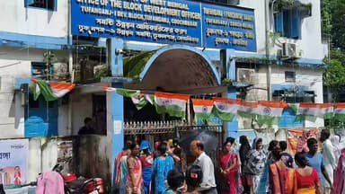 অন্নপূর্ণা যোজনার টাকা না পেয়ে তুফানগঞ্জ ১ নং সমষ্টি উন্নয়ন আধিকারিক এর দপ্তরের সামনে বিক্ষোভ মহিলাদের.