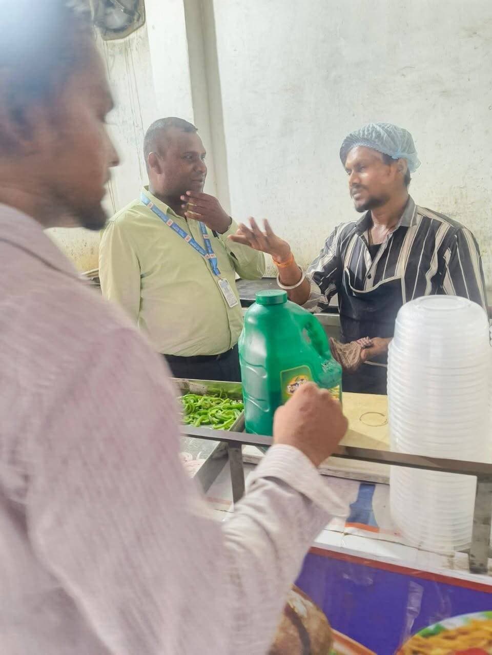 🚨 खगड़िया में खाद्य सुरक्षा विभाग की सघन जांच अभियान | खाद्य पदार्थों के लिए गए नमूने 🥘🔍
खाद्य पदार्थों की गुणवत्ता, स्वच्छता एवं उपभोक्ताओं की सुरक्षा सुनिश्चित करने के उद्देश्य से खाद्य सुरक्षा विभाग की टीम ने शुक्रवार को खगड़िया शहर के विभिन्न खाद्य प्रतिष्ठानों में सघन निरीक्षण अभियान चलाया। 🏢🔎
अभियान के दौरान एम.जी. रोड स्थित गंगाराम (Pihuu Traders), वार्ड नंबर-22, New Mungeria Sweets & Chat सहित अन्य प्रतिष्ठानों में खाद्य पदार्थों की गुणवत्ता, रख-रखाव, भंडारण व्यवस्था, साफ-सफाई तथा आवश्यक खाद्य सुरक्षा दस्तावेजों की जांच की गई। 📋🏪
निरीक्षण के क्रम में विभिन्न खाद्य पदार्थों के नमूने संग्रहित कर गुणवत्ता परीक्षण के लिए प्रयोगशाला भेजे गए हैं। 🧪🔬 जांच रिपोर्ट प्राप्त होने के बाद निर्धारित नियमों के अनुसार आवश्यक कार्रवाई की जाएगी। ⚖️
खाद्य सुरक्षा अधिकारियों ने प्रतिष्ठान संचालकों को खाद्य पदार्थों को सुरक्षित एवं स्वच्छ तरीके से रखने, परिसर में साफ-सफाई बनाए रखने तथा निर्धारित खाद्य सुरक्षा मानकों का कड़ाई से पालन करने के निर्देश दिए। 🧼✅
विभाग की यह कार्रवाई आम लोगों को स्वच्छ, सुरक्षित एवं गुणवत्तापूर्ण खाद्य सामग्री उपलब्ध कराने तथा मिलावटी अथवा मानकों के विपरीत खाद्य पदार्थों की बिक्री पर प्रभावी नियंत्रण के उद्देश्य से की गई है। 🛡️🍽️
🛡️ खाद्य सुरक्षा से कोई समझौता नहीं — सुरक्षित भोजन, स्वस्थ समाज।
📍 स्थान: खगड़िया
📅 दिनांक: 21 अगस्त 2026
#Khagaria #KhagariaNews #FoodSafety #FoodSafetyDepartment #FoodInspection #BiharNews #LocalNews #FoodQuality #PublicSafety #SafeFood #FoodInspectionDrive
