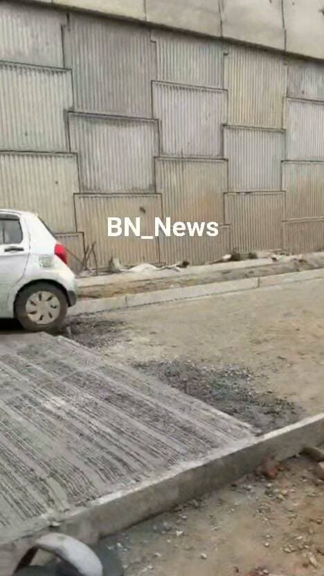 बहरोड़ में हाईवे सर्वीस लेंन पर सड़क निर्माण के दौरान बड़ा हादसा
जागुवास फ्लाइओवर के पास सर्विस लेन पर रखी हुई मशीनों से टकराई कार
कार के आगे का हिस्सा हुआ क्षतिग्रस्त