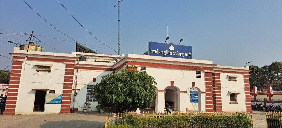 मकान बेचने के नाम पर 1.90 करोड़ की धोखाधड़ी का आरोप, कोर्ट के आदेश पर मुकदमा दर्ज
बस्ती। मकान बेचने के नाम पर एक करोड़ 90 लाख रुपये लेने और बाद में रजिस्ट्री से इनकार करने के मामले में मुख्य न्यायिक मजिस्ट्रेट, बस्ती के आदेश पर कोतवाली पुलिस ने मुकदमा दर्ज कर विवेचना शुरू कर दी है। मामले में रत्नाकर श्रीवास्तव और उनकी पत्नी वर्षा श्रीवास्तव को आरोपी बनाया गया है। पीड़ित दिव्यांशु खरे ने आरोपियों के खिलाफ कड़ी कार्रवाई की मांग की है। दिव्यांशु खरे के मुताबिक वह चित्रांश इंटरप्राइजेज फर्म के प्रोपराइटर हैं और व्यवसाय के सिलसिले में उनकी रत्नाकर श्रीवास्तव से मित्रता हुई थी। दोनों के बीच वर्ष 2021 से ऑनलाइन रुपये का लेनदेन भी होता रहा। इसी व्यावसायिक संबंध के चलते पीड़ित का आरोप है कि उसे रत्नाकर और उनकी पत्नी पर भरोसा हो गया। आरोप है कि रत्नाकर श्रीवास्तव ने अपना दो मंजिला मकान बेचने की पेशकश की और इसकी कीमत 2.50 करोड़ रुपये तय हुई। अगस्त 2025 में बैनामा करने की बात कही गई। इस दौरान अनुभव श्रीवास्तव और सूरज श्रीवास्तव के मौजूद रहने का भी दावा किया गया है। पीड़ित के अनुसार मकान के स्वामित्व से संबंधित नगर पालिका का एसेसमेंट प्रपत्र भी दिखाया गया, जिसमें रत्नाकर श्रीवास्तव का नाम दर्ज बताया गया। शिकायत के अनुसार, एसेसमेंट प्रपत्र पर भरोसा करते हुए पीड़ित और उसके चाचा के बैंक खातों से अलग-अलग किस्तों में 15 जुलाई 2025 तक कुल एक करोड़ 90 लाख रुपये रत्नाकर श्रीवास्तव और उनकी पत्नी के बैंक खातों में स्थानांतरित किए गए। इसके बाद मकान की रजिस्ट्री करने में टालमटोल शुरू हो गई। पीड़ित का कहना है कि संदेह होने पर नगर पालिका परिषद से दस्तावेज की तस्दीक कराई गई। इसमें कथित तौर पर मकान रत्नाकर श्रीवास्तव की मां कृष्ण मोहनी के नाम दर्ज मिला। इसके बाद पीड़ित ने आरोपियों से रकम वापस करने की मांग की, लेकिन रकम वापस नहीं की गई। शिकायत में यह भी आरोप लगाया गया है कि 9 नवंबर 2025 को शाम करीब छह बजे पीड़ित अपने मित्र के साथ आरोपियों के घर गया था। वहां रकम वापस मांगने पर गाली-गलौज और जान से मारने की धमकी देने का आरोप है। पीड़ित के मुताबिक उसने मामले में कोतवाली पुलिस और पुलिस अधीक्षक समेत अन्य अधिकारियों को प्रार्थना पत्र दिए, लेकिन कार्रवाई नहीं हुई। इसके बाद 10 मार्च 2026 को पुलिस अधीक्षक को रजिस्ट्री के जरिए भी शिकायत भेजी गई। कार्रवाई न होने पर पीड़ित ने न्यायालय की शरण ली। मुख्य न्यायिक मजिस्ट्रेट, बस्ती ने 17 अगस्त 2026 को धारा 173 (4) भारतीय नागरिक सुरक्षा संहिता के तहत प्रस्तुत प्रार्थना पत्र स्वीकार करते हुए थानाध्यक्ष कोतवाली को मामले में सुसंगत धाराओं में मुकदमा दर्ज कर विधि के अनुसार विवेचना कराने और सात दिन के भीतर न्यायालय को कार्रवाई से अवगत कराने का आदेश दिया। आदेश के अनुपालन में 18 अगस्त को इसकी प्रति कोतवाली भेजी गई। पुलिस ने न्यायालय के आदेश के बाद मामले में मुकदमा दर्ज कर विवेचना शुरू कर दी है। शिकायत में आरोपियों पर कूटरचित दस्तावेज के जरिए विश्वास कायम कर धोखाधड़ी से रकम हासिल करने और उसे हड़पने का आरोप लगाया गया है। पुलिस की विवेचना में दस्तावेजों, बैंक खातों में हुए लेनदेन और मकान के वास्तविक स्वामित्व समेत अन्य तथ्यों की जांच की जाएगी।