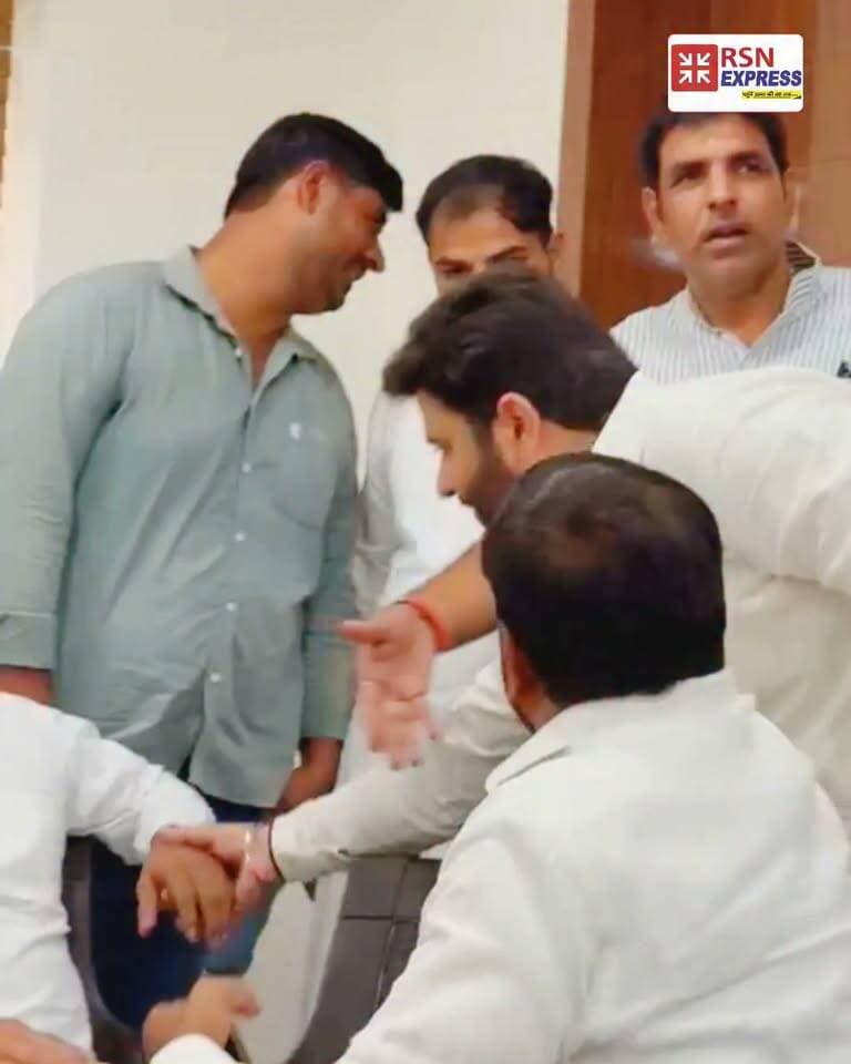 कांग्रेसियों की आपसी खींचतान फिर आई सामने! 👀
हिसार जिला अध्यक्ष के चुनाव को लेकर हुई मीटिंग में उस समय माहौल गरमा गया, जब राहुल मक्कड़ को बैठने के लिए कुर्सी नहीं मिली। बताया जा रहा है कि उनके PA ने कहा—“पूर्व प्रत्याशी को कुर्सी भी दे दो।”
बस फिर क्या था… यहीं से शुरू हो गई तू-तू, मैं-मैं! 😮💨
कांग्रेस में जिला अध्यक्ष की कुर्सी को लेकर चल रही खींचतान क्या पार्टी की आपसी फूट को उजागर कर रही है? 🤔
आप क्या मानते हैं—ये सिर्फ छोटी सी बात थी या कांग्रेस की अंदरूनी कलह की बड़ी तस्वीर? कमेंट करके बताएं।