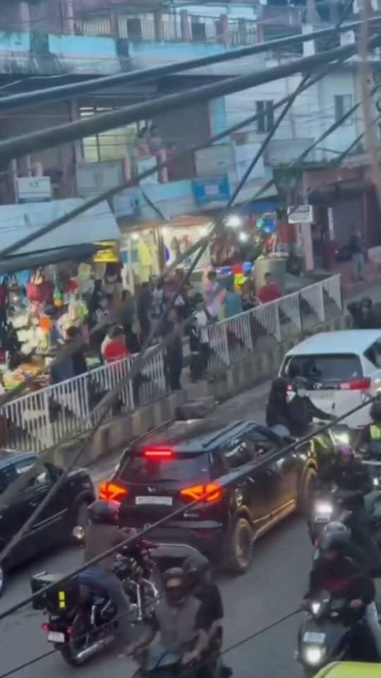 💢শিলঙে খাসি ছাত্র সংগঠনের হা*ম*লা*য় গাড়ি ভাঙচুর, আ*হ*ত বহু পর্যটক💢