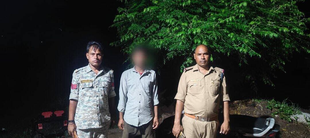 प्रेस नोट
जिला दतिया
*कॉम्बिंग गश्त के दौरान 59 गिरफ्तारी वारंट तामील कराए, कुल 164 गुंडा, बदमाशों की आकस्मिक चेकिंग की गई*
पुलिस अधीक्षक दतिया श्री मयूर खण्डेलवाल के निर्देशन एवं अतिरिक्त पुलिस अधीक्षक श्री मनजीत सिंह चावला के मार्गदर्शन में जिले में कानून-व्यवस्था सुदृढ़ बनाए रखने एवं फरार आरोपियों तथा असामाजिक तत्वों पर प्रभावी नियंत्रण के उद्देश्य से दतिया पुलिस द्वारा व्यापक कॉम्बिंग गश्त एवं आकस्मिक चेकिंग अभियान चलाया गया।
अभियान के दौरान पुलिस टीमों द्वारा विभिन्न थाना क्षेत्रों में दबिश एवं चेकिंग की कार्रवाई करते हुए 59 गिरफ्तारी वारंट तामील कराए गए। कॉम्बिंग गश्त के दौरान जिले के 59 हिस्ट्रीशीटर बदमाशों एवं 105 गुंडा बदमाशों की आकस्मिक चेकिंग की गई। पुलिस अधिकारियों द्वारा उनके वर्तमान गतिविधियों एवं आचरण की जानकारी लेते हुए उन्हें किसी भी प्रकार की संदिग्ध अथवा आपराधिक गतिविधि से दूर रहने तथा क्षेत्र में शांति एवं कानून-व्यवस्था बनाए रखने की सख्त हिदायत दी गई।
दतिया पुलिस द्वारा फरार वारंटियों, हिस्ट्रीशीटर एवं गुंडा बदमाशों की गतिविधियों पर लगातार निगरानी रखी जा रही है। जिले में कानून-व्यवस्था प्रभावित करने वाले असामाजिक एवं आपराधिक तत्वों के विरुद्ध इसी प्रकार की प्रभावी कार्रवाई निरंतर जारी रहेगी।