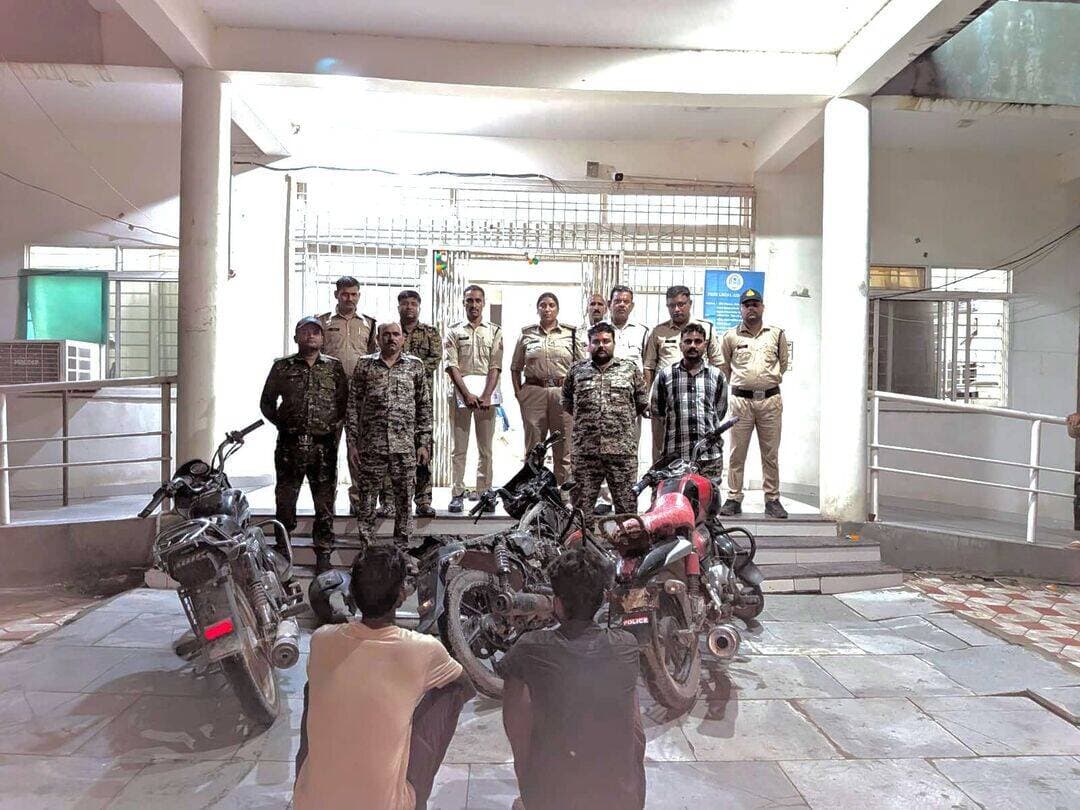प्रेस-नोट
जिला दतिया
*थाना भांडेर पुलिस ने मोटरसाइकिल चोर गिरोह के 02 आरोपियों को किया गिरफ्तार*
*आरोपियों के कब्जे से चोरी की मोटरसाइकिल, 06 इंजन एवं अन्य पार्ट्स बरामद किए*
पुलिस अधीक्षक दतिया श्री मयूर खण्डेलवाल के निर्देशन, अतिरिक्त पुलिस अधीक्षक श्री मंजीत सिंह चावला के मार्गदर्शन तथा एसडीओपी अनुभाग भाण्डेर श्री पूनमचन्द्र यादव के नेतृत्व में थाना भाण्डेर पुलिस द्वारा चोरी के प्रकरण में कार्रवाई करते हुए 02 आरोपियों को गिरफ्तार कर उनके कब्जे से चोरी की मोटरसाइकिलों के इंजन, मोटरसाइकिल एवं अन्य पार्ट्स बरामद किए गए। प्रकरण में तीन अन्य आरोपी फरार है, जिसकी तलाश की जा रही है।
*घटना विवरण*
दिनांक 14.02.2026 को फरियादी तारिक पुत्र साबिर अली, उम्र 37 वर्ष, निवासी हजारी मोहल्ला, भाण्डेर की रिपोर्ट पर अज्ञात आरोपी के विरुद्ध थाना भाण्डेर में अपराध क्रमांक 105/26, धारा 303(2) बीएनएस का पंजीबद्ध कर विवेचना में लिया गया था।
*पुलिस कार्यवाही*
प्रकरण की विवेचना के दौरान दिनांक 20.08.2026 को मुखबिर से सूचना प्राप्त हुई कि, चिरगांव रोड पर एक व्यक्ति चोरी की मोटरसाइकिलों को काटकर उनके पार्ट्स बेचने का कार्य करता है। सूचना पर पुलिस टीम द्वारा चिरगांव रोड, भाण्डेर से संदेही इस्लाम खान पुत्र असरफ खान, उम्र 38 वर्ष, निवासी सीटोला मोहल्ला, वार्ड क्रमांक 08, भाण्डेर, जिला दतिया एवं रामकिंकर पुत्र राजासिंह दोहरे, उम्र 21 वर्ष, निवासी ग्राम अजीतपुरा, थाना भाण्डेर, जिला दतिया को पुलिस अभिरक्षा में लेकर पूछताछ की गई। पूछताछ में आरोपियों द्वारा चोरी की वारदात करना स्वीकार किया गया।
आरोपियों के कब्जे से पुलिस द्वारा होंडा साइन का 01 इंजन, हीरो स्प्लेंडर के 04 इंजन, डिस्कवर का 01 इंजन, बजाज कंपनी की 01 डिस्कवर मोटरसाइकिल, विक्रांत कंपनी की 01 मोटरसाइकिल तथा टीवीएस कंपनी की 01 अधखुली मोटरसाइकिल बरामद की गई।
इसके अतिरिक्त थाना उनाव के अपराध में चोरी गई हीरो स्प्लेंडर मोटरसाइकिल क्रमांक MP32MJ1277 भी बरामद की गई है। प्रकरण में तीन अन्य आरोपी फरार है, जिसकी गिरफ्तारी हेतु पुलिस द्वारा लगातार प्रयास किए जा रहे हैं।
*पुलिस टीम की भूमिका*
सम्पूर्ण कार्यवाही में थाना प्रभारी भाण्डेर निरीक्षक सपना शर्मा, सउनि रामजुहार, प्रधान आरक्षक 375 मोहर सिंह, आरक्षक 618 पुष्पेन्द्र, आरक्षक 366 दिलीप दोहरे, आरक्षक 802 महेश कौरव, आरक्षक 408 दीपक यादव एवं आरक्षक 924 गादीपाल, थाना भाण्डेर की संयुक्त टीम की महत्वपूर्ण भूमिका रही।