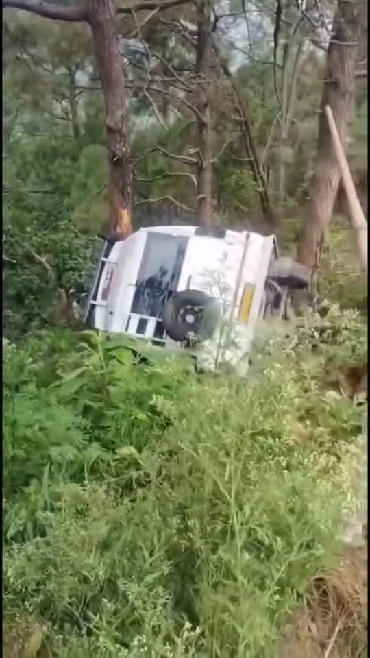 बाबा बालक नाथ मंदिर शाहतलाई के प्रतिबंधित मार्ग पर बड़े वाहनों की बेरोकटोक आवाजाही एक बार फिर सवालों के घेरे में है। मंदिर के समीप रेस्ट हाउस के पास बैरियर नंबर-3 पर पंजाब नंबर की एक टेंपो ट्रैवलर हादसे का शिकार होकर खाई में गिर गई। पंजाब नंबर की यह टेंपो ट्रैवलर श्रद्धालुओं को मंदिर में माथा टेकने के लिए लेकर आई थी, लेकिन गनीमत रही कि हादसे के वक्त वाहन में कोई श्रद्धालु सवार नहीं था, जिससे बड़ा हादसा टल गया।