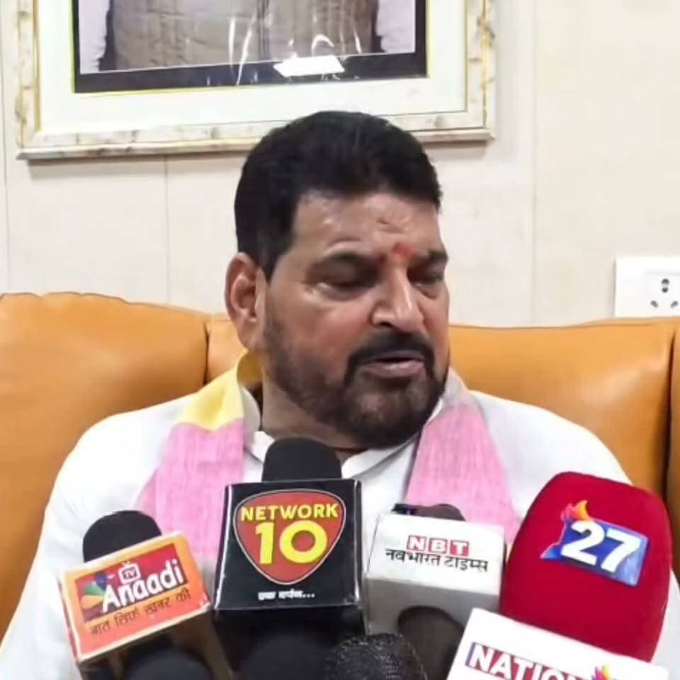 बाबा रामदेव पर बृजभूषण का तंज
स्वदेशी के नाम पर शुरू हुए बाबा रामदेव नकली चड्ढी तक पहुंच गए
नकली घी का कल्चर लेकर आये बाबा रामदेव
गुजारिश है टिकुली, सिंदूर और सलवार न पहनै
आंदोलन करना है तो इस बार मर्द की तरह आंदोलन करें