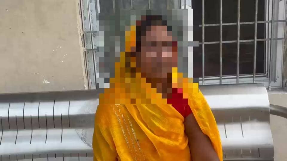 मोकामा स्टेशन पर महिला कांवड़िए से मारपीट, पूछताछ के लिए दो लोग हिरासत में
बिहार के पटना जिले में स्थित मोकामा रेलवे स्टेशन पर एक महिला कांवड़िए के साथ मारपीट और दुर्व्यवहार का गंभीर मामला सामने आया है। घटना के बाद स्टेशन परिसर और आसपास के इलाके में हड़कंप मच गया। मामले की संवेदनशीलता को देखते हुए राजकीय रेल पुलिस (जीआरपी) ने त्वरित कार्रवाई करते हुए इस घटना में शामिल दो संदिग्धों को हिरासत में ले लिया है।
जीआरपी की त्वरित कार्रवाई
जीआरपी थानाध्यक्ष नीतीश कुमार ने घटना की पुष्टि करते हुए बताया कि पुलिस को स्टेशन पर महिला श्रद्धालु के साथ हाथापाई और अभद्रता की सूचना मिली थी। सूचना मिलते ही जीआरपी की टीम ने मौके पर पहुंचकर स्थिति को नियंत्रित किया और त्वरित कार्रवाई करते हुए दो आरोपियों को हिरासत में लिया। दोनों व्यक्तियों को मोकामा जीआरपी थाने लाया गया है, जहाँ उनसे गहन पूछताछ की जा रही है।
क्या है पूरा मामला?
प्राप्त जानकारी के अनुसार, पीड़ित महिला कांवड़िया सावन/भादों माह के दौरान अपनी धार्मिक यात्रा के तहत ट्रेन पकड़ने या विश्राम के लिए मोकामा स्टेशन पर मौजूद थी। इसी दौरान किसी बात को लेकर विवाद उत्पन्न हो गया, जिसके बाद आरोपियों ने महिला कांवड़िए के साथ हाथापाई की। वारदात की सूचना मिलते ही अन्य श्रद्धालुओं और यात्रियों में भारी आक्रोश फैल गया।
आगे की कानूनी प्रक्रिया जारी
जीआरपी अध्यक्ष (थानाध्यक्ष) नीतीश कुमार के अनुसार, पीड़ित महिला के बयान और प्रत्यक्षदर्शियों की जानकारी के आधार पर मामले की जांच की जा रही है। सीसीटीवी फुटेज खंगाले जा रहे हैं ताकि घटना की पूरी सच्चाई सामने आ सके। पुलिस प्रशासन का कहना है कि पूछताछ पूरी होने के बाद कानूनी प्रक्रिया के तहत आरोपियों के खिलाफ सख्त कार्रवाई की जाएगी।
रेल पुलिस ने आश्वासन दिया है कि स्टेशन पर कांवड़ियों और आम यात्रियों की सुरक्षा से कोई समझौता नहीं किया जाएगा तथा उपद्रवी तत्वों के खिलाफ कड़ी से कड़ी कानूनी कार्रवाई की जाएगी।
#मोकामा