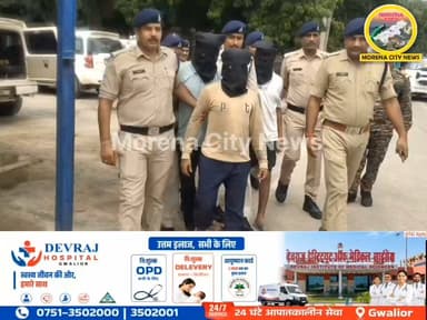 मुरैना में अंतर्राज्यीय चोर-लुटेरा गैंग का पर्दाफाश, 3 गिरफ्तार
मुरैना पुलिस ने अंतर्राज्यीय चोर-लुटेरा गैंग का पर्दाफाश करते हुए तीन बदमाशों को गिरफ्तार किया है। आरोपियों के कब्जे से करीब 26 लाख रुपये का माल, 315 बोर के दो कट्टे और 10 जिंदा राउंड बरामद किए गए हैं।
पुलिस के अनुसार गैंग पिछले दो साल से मुरैना में लूट और चेन स्नेचिंग की वारदातें कर रहा था। 30 जुलाई को जौरा में बाइक सवार दंपती से हुई लूट का खुलासा भी हुआ है। पूछताछ में भिंड, ग्वालियर और धौलपुर में वारदात करना स्वीकार किया है। मामले का खुलासा एसपी धर्मराज मीणा ने प्रेस कॉन्फ्रेंस में किया।
#मुरैना #morena #पुलिस