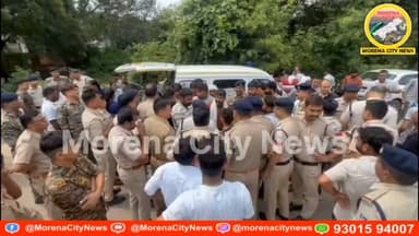 पुरानी रंजिश को लेकर दो गुटों में फायरिंग, एक की मौत, 3 घायल
मुरैना। पुरानी रंजिश को लेकर दो गुटों के बीच हुए विवाद ने खूनी रूप ले लिया। फायरिंग की घटना में 25 वर्षीय अक्षय मुदगल की मौत हो गई, जबकि हीरा सिंकरवार, सुनील डंडोतिया और भूरा डंडोतिया घायल हुए हैं। घायलों को उपचार के लिए अस्पताल में भर्ती कराया गया है।
परिजनों के अनुसार, भूरा कांकोली और विजय पंडित ने अपने 4-5 साथियों के साथ मिलकर फायरिंग की। परिजनों का आरोप है कि आरोपियों ने करीब 15 से 20 राउंड फायर किए।
घटना के दौरान मौके पर तीन पुलिसकर्मी भी मौजूद थे। परिजनों का आरोप है कि पुलिसकर्मियों की मौजूदगी के बावजूद आरोपियों को रोकने की प्रभावी कार्रवाई नहीं की गई।
घटना के बाद मृतक के परिजनों और समर्थकों ने आरोपियों के खिलाफ कड़ी कार्रवाई की मांग की है। पीड़ित पक्ष की मांग है कि 9 नामजद आरोपियों और मौके पर मौजूद तीन पुलिसकर्मियों के खिलाफ मामला दर्ज किया जाए।
इसके अलावा परिजनों ने अपने दो निलंबित लाइसेंस बहाल करने तथा आरोपियों के घरों पर बुलडोजर कार्रवाई की मांग भी रखी है।
मामले की गंभीरता को देखते हुए एसपी ने परिजनों से समझाइश की, जिसके बाद वे शव का पोस्टमार्टम कराने के लिए तैयार हुए। खबर लिखे जाने तक मृतक अक्षय मुदगल के शव को पोस्टमार्टम के लिए मोर्चरी हाउस पहुंचा दिया गया था।
फायरिंग की इस घटना के बाद इलाके में तनाव का माहौल है। पुलिस मामले की जांच और आरोपियों की तलाश में जुटी है।
#Morena #मुरैना #पुलिस #गोलीकांड