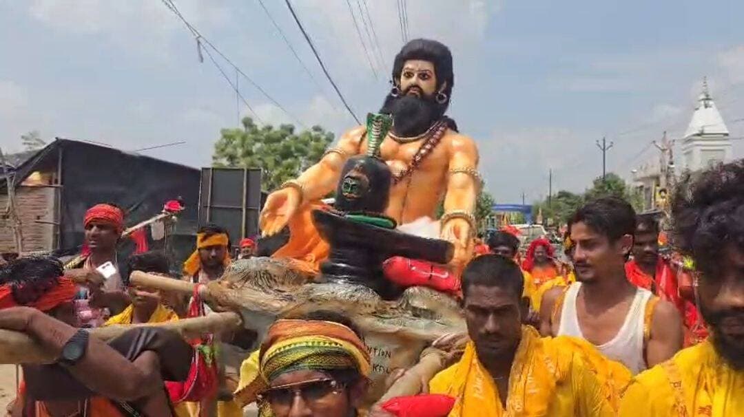 भागलपुर: अजगैबीनाथ से 150 किलो की कांवड़ में रावण को बिठाकर बाबा धाम रवाना हुए अनोखे भक्त, देखकर हर कोई हैरान, पूरी खबर Comment Box में