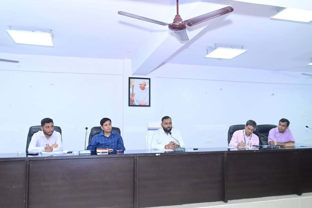सचिव, सिविल विमानन विभाग, बिहार से प्राप्त पत्र के आलोक में आज दिनांक 21.08.2026 को रक्सौल हवाई अड्डे के संचालन के लिए यात्री क्षमता और सुविधाओं (ट्रैफिक पोटेंशियल स्टडी) को लेकर जिलाधिकारी श्री सौरभ सुमन यादव की अध्यक्षता में पूर्वी चंपारण समाहरणालय मोतिहारी स्थित डॉक्टर राजेंद्र प्रसाद सभागार में एक महत्वपूर्ण बैठक हुई जिसमें भारतीय विमानपत्तन प्राधिकरण मुख्यालय नई दिल्ली एवं कोलकाता एयरपोर्ट के सहायक महाप्रबंधक सहित सभी हितधारक उपस्थित थे।
बैठक में उपस्थित कुमार आशीष,सहायक महाप्रबंधक, भारतीय विमानपत्तन प्राधिकरण, नई दिल्ली के द्वारा बताया गया कि रक्सौल एयरपोर्ट के विकास के संबंध में भारतीय विमानपत्तन प्राधिकरण द्वारा वहां के ट्रैफिक आकलन का समुचित अध्ययन कराया जा रहा है। उन्होंने बताया कि प्रथम चरण के सर्वे का कार्य कर लिया गया है। अब द्वितीय चरण के सर्वे का कार्य चल रहा है, जिसके अंतर्गत एयरपोर्ट, बस स्टैंड, रेलवे स्टेशन, प्रमुख राजमार्गों आदि स्थलों का सर्वे किया जा रहा है। सर्वे का मुख्य उद्देश्य रक्सौल हवाई अड्डे के कैचमेंट क्षेत्र के लिए उद्योग, पर्यटन, रेलवे, आईसीपी, सड़क परिवहन, शिक्षा,उद्योग और वाणिज्य निकाय,बस ऑपरेटर, वाल्मीकि टाइगर रिजर्व सहित अन्य पर्यटन स्थल और अन्य संबंधित हितधारकों से समुचित जानकारी एवं डेटा संग्रह किया जाना है।
आज की बैठक में उप विकास आयुक्त, परियोजना निदेशक एनएचएआई, समादेष्टा 47 वी वाहिनी सशस्त्र सीमा बल रक्सौल, समादेष्टा 71वीं वाहिनी सशस्त्र सीमा बल पिपराकोठी, महाप्रबंधक जिला उद्योग केंद्र, प्रभारी पदाधिकारी जिला पर्यटन शाखा, शिक्षा विभाग के पदाधिकारी,राज्य कर संयुक्त आयुक्त मोतिहारी और रक्सौल, कार्यपालक पदाधिकारी नगर परिषद रक्सौल, महात्मा गांधी केंद्रीय विश्वविद्यालय के प्रतिनिधि, स्टेशन अधीक्षक बापूधाम रेलवे स्टेशन मोतिहारी, प्रबंधक आईसीपी रक्सौल, बिहार राज्य पथ परिवहन निगम लिमिटेड मोतिहारी प्रतिष्ठान अधीक्षक, अध्यक्ष चैंबर आफ कमर्स एंड इंडस्ट्रीज पूर्वी चंपारण एवं इसके सदस्य गण, अध्यक्ष एवं सचिव बस ऑनर संगठन पूर्वी चंपारण उपस्थित थे।
आज की बैठक में रक्सौल हवाई अड्डा के लिए यात्री क्षमता और सुविधाओं तथा माल ढुलाई(कार्गो) की संभावनाओं पर व्यापक विमर्श किया गया। इस दौरान यात्री सुविधा, भविष्य की जरूरतें, संभावित यात्री की संख्या तथा माल ढुलाई (कार्गो) की संभावना का आकलन किया गया।
बैठक में सभी हितधारकों ने अपने विचार रखे और एक स्वर से बताया कि बेहतर हवाई संपर्क से पर्यटन, उद्योग, व्यापार और निवेश को गति मिलेगी और इस क्षेत्र का समुचित विकास होने के साथ-साथ क्षेत्र आर्थिक गतिविधि को बढ़ावा मिलेगा।
इस अवसर पर जिलाधिकारी ने कहा कि रक्सौल एयरपोर्ट के विकास के लिए जिला प्रशासन से जो भी अपेक्षा होगी, जिला प्रशासन तत्परता के साथ सहयोग करेगा। बैठक के अंत में भारतीय विमानपत्तन प्राधिकरण से आए पदाधिकारीगण ने पूर्वी चंपारण जिला प्रशासन के इस सहयोग के लिए धन्यवाद दिया।
Information & Public Relations Department, Government of Bihar