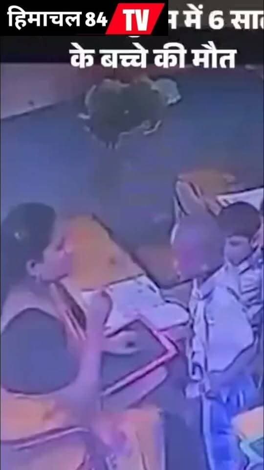 होमवर्क पूरा नहीं करने पर 6 साल के बच्चे की स्कूल में मौ*त ने सभी को झकझोर दिया। विशाखापत्तनम के Little Garden School में प्रणय तेजा की मौत के बाद परिवार ने शिक्षिका पर डंडे से पीटने का आरोप लगाया है। पुलिस CCTV फुटेज की जांच से असली कारण पता लगा और श*व को पोस्टमार्टम के लिए भेजा गया है। मौ*त की असली वजह पोस्टमार्टम रिपोर्ट आने के बाद ही स्पष्ट होगी। इस घटना ने स्कूलों में बच्चों की सुरक्षा को लेकर गंभीर सवाल खड़े कर दिए हैं। 😢💔
#Visakhapatnam #AndhraPradesh #SchoolNews #PranayTeja #BreakingNews #LatestNews #IndiaNews #SchoolSafety #ChildSafety #CCTV #ViralNews