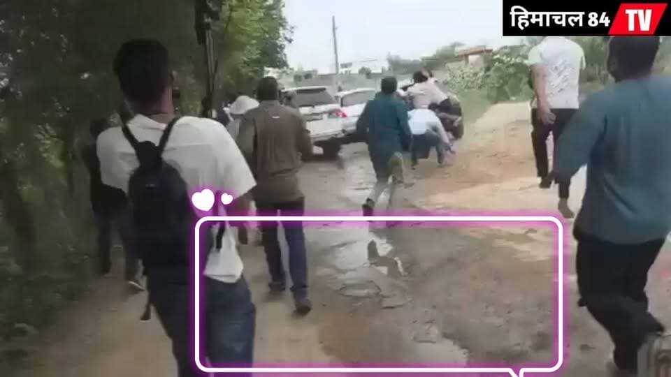 राजस्थान में स्कूल निरीक्षण के दौरान CJP प्रवक्ता पर हमला!
स्कूल निरीक्षण करने पहुंचे CJP प्रवक्ता आशुतोष रांका पर हमला, लाठी-डंडों और पत्थरों से गाड़ियों को बनाया निशाना
राजस्थान के रामपुरा-कंवरपुरा गांव में स्कूल का निरीक्षण करने पहुंचे CJP प्रवक्ता आशुतोष रांका और उनकी टीम पर कथित तौर पर हमला किया गया। आरोप है कि स्थानीय लोगों ने पहले टीम को दौड़ाया और बाद में गाड़ियों पर लाठी-डंडों व पत्थरों से हमला किया। रांका ने आरोप लगाया कि यह हमला भाजपा से जुड़े लोगों ने किया, क्योंकि वे कथित तौर पर तबेले में चल रहे स्कूल की स्थिति सामने लाने पहुंचे थे। हालांकि, इन आरोपों की स्वतंत्र पुष्टि नहीं हुई है।
#Rajasthan #AshutoshRanka #CJP #SchoolInspection #Attack #RampuraKanwarpura #BreakingNews #RajasthanNews #Himachal84TV