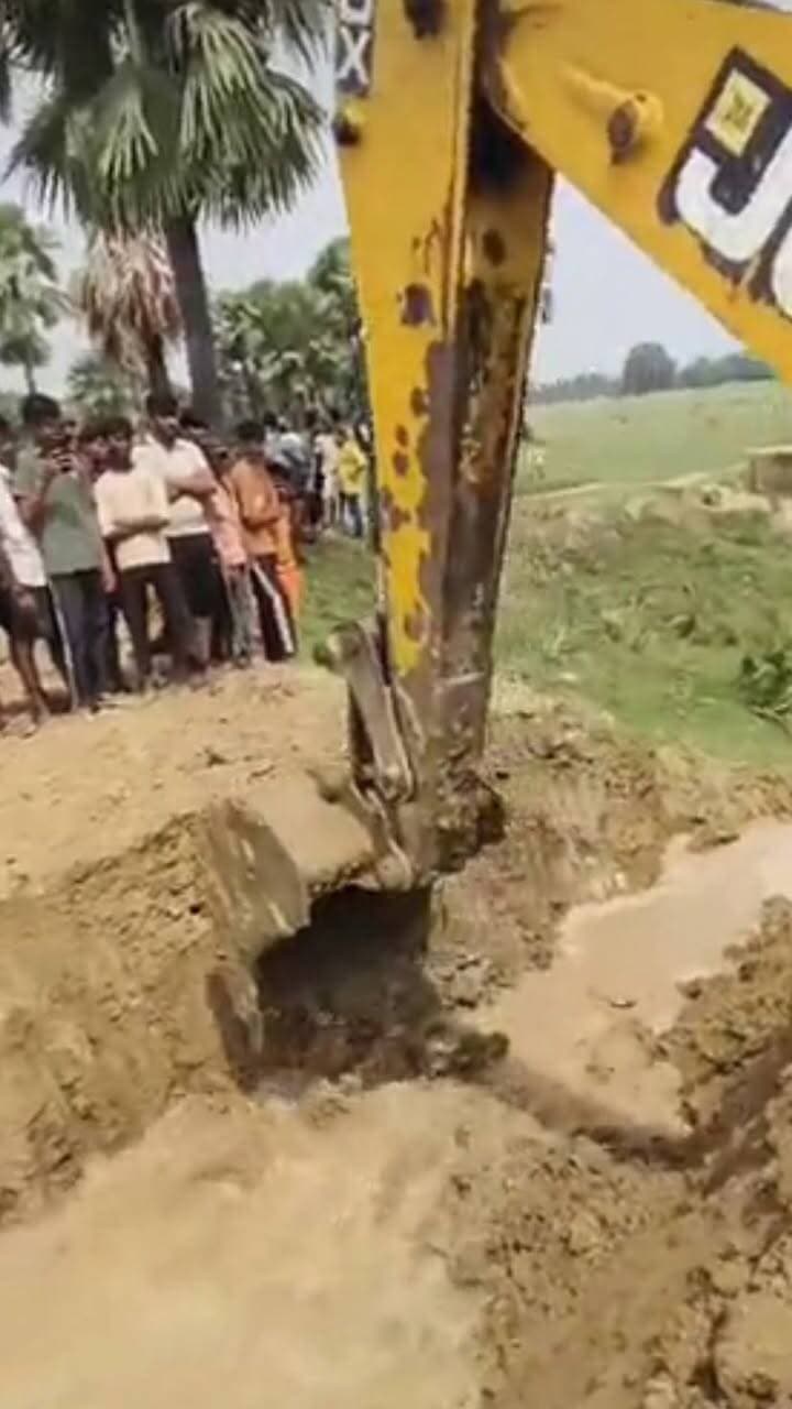 आहार में डूबने से नवादा के सिरदला क्षेत्र में 16 वर्षीय किशोर की दर्दनाक मौत ।
नवादा जिले के सिरदला थाना क्षेत्र से एक बड़ी खबर सामने आ रही है। जहां एक किशोर के मौत के बाद मामला गर्म दिख रहा है ।मृतक की पहचान बड़ी बीघा गांव निवासी रामविलास यादव के 16 वर्षीय पुत्र प्रिंस कुमार के रूप में की गई है। घटना खेत पटवन को लेकर उत्पन्न हुए विवाद के बाद की है। मौत पानी में डूबने से ही हुई है या फिर हत्या किया गया है यह सारी पहलुओं पर पुलिस जांच कर रही है।