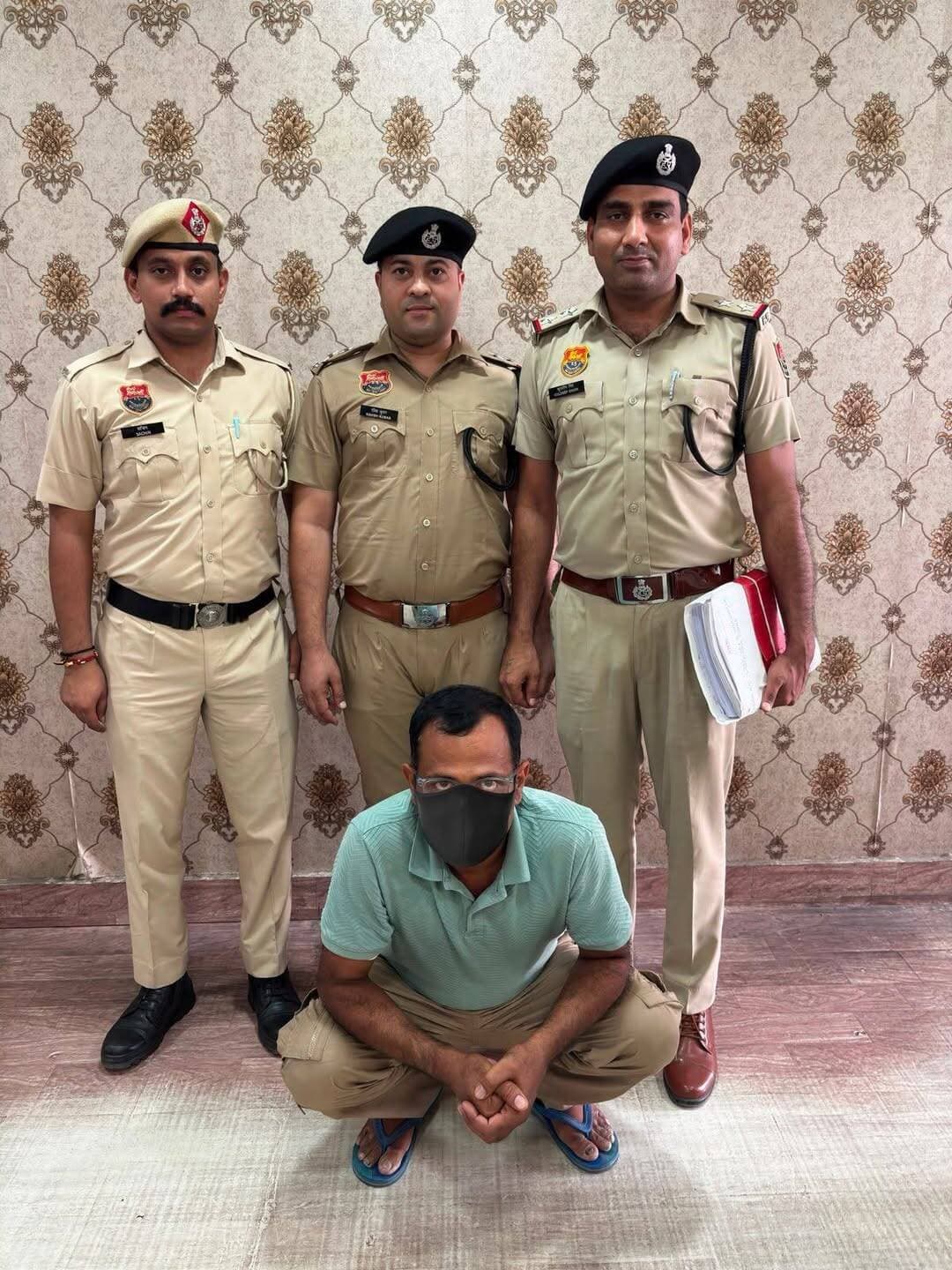 जमीन दिलाने के नाम पर लाखों रुपये की धोखाधड़ी के मामले में एक गिरफ्तार*
👉आर्थिक अपराध शाखा सेंट्रल की कार्रवाई, जमीन का सौदा कर लिए थे 40 लाख रुपये
फरीदाबाद, 21 अगस्त A2z न्यूज़ update, आप की आवाज़ जमीन दिलाने के नाम पर धोखाधड़ी, जालसाजी और फर्जी दस्तावेज तैयार करने के मामले में आर्थिक अपराध शाखा सेंट्रल की टीम ने एक आरोपित को गिरफ्तार किया है। गिरफ्तार आरोपित की पहचान रमेश पांडे निवासी गांव कपूरी, जिला बलिया, उत्तर प्रदेश, हाल निवासी जलवायु विहार, सेक्टर-77, फरीदाबाद के रूप में हुई है। पुलिस टीम ने आरोपित को बलिया, उत्तर प्रदेश से 20 अगस्त को गिरफ्तार किया।
पुलिस प्रवक्ता के अनुसार आरोपित ने शिकायतकर्ता से ऐसी जमीन का सौदा कर दिया, जो उसके नाम पर थी ही नहीं। जमीन की वास्तविक स्थिति शिकायतकर्ताके सामने आने के बाद भी आरोपित ने शिकायतकर्ता को दूसरी जमीन दिलाने का भरोसा दिया और उससे लाखों रुपये और भी ले लिये। जांच में फर्जी दस्तावेज तैयार करने तथा जमीन मालिक के नाम से फर्जी हस्ताक्षर करने की बात भी सामने आई है।
शिकायतकर्ता हर्ष त्यागी निवासी घरौडा, फरीदाबाद ने पुलिस को दी शिकायत में बताया कि उसने अपने दोस्त के साथ मिलकर रिवाजपुर, फरीदाबाद में 2610 वर्ग गज जमीन खरीदने का सौदा करीब 1.62 करोड़ रुपये में किया था।
शिकायत के अनुसार इस सौदे के लिए आरोपित पक्ष को करीब 40 लाख रुपये बतौर ब्याना दिए गए थे। बाद में जब शिकायतकर्ता ने जमीन के दस्तावेजों और मालिकाना हक की जांच कराई तो पता चला कि जिस जमीन का सौदा किया गया था, वह आरोपितों के नाम पर थी ही नहीं।
यह भी आरोप है कि पहली जमीन के संबंध में सच्चाई सामने आने के बाद आरोपितों ने शिकायतकर्ता को दूसरी जमीन दिलाने का भरोसा दिया। इसके बाद 1452 वर्ग गज जमीन का सौदा करीब 1.17 करोड़ रुपये में तय किया गया तथा 14,70,000 रुपए और जमीन के संबंध में आरोपितों को दिये। इस प्रकार शिकायतकर्ता से करीब 54.70 लाख रुपये बतौर ब्याना लिया गया। बाद में जमीन से संबंधित दस्तावेजों की जांच कराई गई तो उनमें भी कथित तौर पर धोखाधड़ी सामने आई। शिकायत के आधार पर थाना सेंट्रल में धोखाधड़ी, जालसाजी, फर्जी दस्तावेज तैयार करने सहित संबंधित धाराओं के तहत मामला दर्ज किया गया। मामले की जांच आर्थिक अपराध शाखा सेंट्रल को सौंपी गई।
जांच में सामने आया कि आरोपितों ने जमीन मालिक उदयवीर सिंह चौहान के नाम से फर्जी दस्तावेज तैयार किए और उन पर उसके फर्जी हस्ताक्षर किए। इसके आधार पर शिकायतकर्ता के नाम पर एग्रीमेंट तैयार करवाया गया।
आर्थिक अपराध शाखा की टीम ने कार्रवाई करते हुए आरोपित रमेश पांडे को उसके मूल स्थान बलिया, उत्तर प्रदेश से गिरफ्तार कर लिया। पुलिस द्वारा आरोपित से पूछताछ कर मामले में शामिल अन्य व्यक्तियों, फर्जी दस्तावेज तैयार करने तथा पैसों के लेन-देन से जुड़े तथ्यों की जांच की जा रही है।