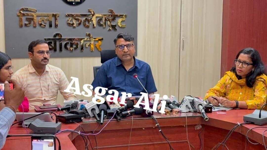 नगरीय निकाय आम चुनाव-2026: जिले के 6 लाख 45 हजार 15 मतदाता करेंगे मताधिकार का उपयोग,राज्य निर्वाचन आयोग के आदेशों की होगी अक्षरशः पालना : जिला निर्वाचन अधिकारी
बीकानेर, 20 अगस्त। जिला निर्वाचन अधिकारी श्री निशान्त जैन ने बताया कि नगरीय निकाय आम चुनाव-2026 के तहत जिले में दो चरणों में मतदान होंगे। पहले चरण में नोखा, श्रीडूंगरगढ़, देशनोक, नापासर, खाजूवाला और लूणकरणसर नगर पालिका में 9 और द्वितीय चरण में बीकानेर नगर निगम में 11 सितंबर को प्रातः 7 से सायं 6 बजे तक जिले के 656 मतदान केंद्रों तथा 31 सहायक मतदान केंद्रों में मतदान होंगे।
श्री जैन ने बताया कि इस दौरान कुल 6 लाख 45 हजार 15 मतदाता अपने मताधिकार का उपयोग करेंगे। इनमें बीकानेर नगर निगम में 4 लाख 82 हजार 121, नोखा नगर पालिका में 49 हजार 91, देशनोक नगर पालिका में 15 हजार 384, श्रीडूंगरगढ़ नगर पालिका में 43 हजार 488, खाजूवाला नगर पालिका में 10 हजार 190, लूणकरणसर नगर पालिका में 24 हजार 531 तथा नापासर नगर पालिका में 20 हजार 210 मतदाता शामिल हैं।
श्री जैन ने बताया कि बीकानेर बीकानेर नगर निगम क्षेत्र में के 80 वार्डों के लिए 420 मतदान केंद्र तथा 31 सहायक मतदान केंद्र बनाए गए हैं। वही नोखा नगर पालिका के 45 वार्डों के लिए 80, देशनोक के 25 वार्डों के लिए 25, श्रीडूंगरगढ़ के 40 वार्डों के लिए 51, खाजूवाला के 20 वार्डों के लिए 20, लूणकरणसर के 35 वार्डों के लिए 35 तथा नापासर के 25 वार्डों के लिए 25 मतदान केंद्र स्थापित किए गए हैं। श्री जैन ने बताया कि निर्वाचन प्रक्रिया संपादन के लिए विभिन्न प्रकोष्ठों का गठन करते हुए उनकी जिम्मेदारी तय की गई है।
श्री जैन ने बताया कि राज्य निर्वाचन आयोग के निर्देशों की अक्षरशः पालना सुनिश्चित की जाएगी। कहीं भी आदर्श आचार संहिता का उल्लंघन नहीं हो, इसके मध्यनजर पूर्ण मुस्तैदी से कार्य किया जाएगा। जिला निर्वाचन अधिकारी ने बताया कि अध्यक्षीय पदों के लिए 15 सितंबर को लोक सूचना जारी होगी। नामांकन पत्र 16 सितंबर तक प्रस्तुत किए जा सकेंगे। 17 सितंबर को नामांकन पत्रों की संवीक्षा होगी तथा 18 सितंबर को दोपहर 3 बजे तक अभ्यर्थिता वापस ली जा सकेगी। इसके बाद चुनाव चिह्नों का आवंटन होगा। अध्यक्ष पद के लिए मतदान 21 सितंबर को प्रातः 10 से दोपहर 2 बजे तक होगा। मतदान के तुरंत पश्चात मतगणना की जाएगी। वहीं उपाध्यक्षीय पदों के निर्वाचन के लिए 22 सितंबर को समूची प्रक्रिया की जाएगी।
इस दौरान उप जिला निर्वाचन अधिकारी श्री उम्मेद सिंह रतनू, अतिरिक्त जिला कलेक्टर नगर श्रीमती रीना, उपखंड अधिकारी सुश्री महिमा कसाना, जनसंपर्क विभाग के उपनिदेशक श्री हरि शंकर आचार्य मौजूद रहे।