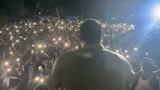जब मधुबनी(परकौली)में रौशन यादव के परिजनों से
मिलने पहुंचे नेता प्रतिपक्ष तेजस्वी यादव लाखों की संख्या में उमड़ा भीड़...
Sachhai aap tak News 24 #TejashwiYadav #madhubani #MadhubaniNews #viralreelsfacebook #shorts #realvideos #viralreelsシ #fbreelsvideo