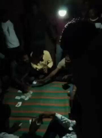 शहडोल में खाकी पर सवाल अमलाई के बटुरा में सरेआम चल रहा जुआ फड़, वीडियो वायरल
अमलाई थाना अंतर्गत ग्राम बटुरा में अवैध कोयला खदान के बाद सरेआम चल रहे जुआ फड़ का एक वीडियो सोशल मीडिया पर जमकर वायरल हो रहा है वीडियो सामने आने के बाद अमलाई पुलिस की कार्यप्रणाली पर गंभीर सवाल खड़े हो गए हैं सूत्रों के अनुसार वायरल वीडियो में बटुरा ग्राम उप-सरपंच पति और वासुदेव नाम का व्यक्ति जुआ फड़ का संचालन करते दिखाई दे रहे हैं पुलिस अधीक्षक Shahdol Police डॉ. संजय कुमार अग्रवाल के अवैध गतिविधियों पर कड़े प्रतिबंध के स्पष्ट निर्देशों के बावजूद यह खेल धड़ल्ले से जारी है वीडियो वायरल होने के बाद भी स्थानीय पुलिस की ओर से कोई ठोस वैधानिक कार्रवाई न होना पुलिस प्रशासन की भूमिका और मूक सहमति पर प्रश्नचिह्न लगाता है।
बटुरा वैसे तो कोल माफियाओं का गढ़ है जहां से हजारों टन अवैध कोयला उत्खनन किया जाता है लेकिन बरसात में कोयला खनन बंद है इसीलिए अब जुएं के फड़ से अवैध कमाई हो रही है।