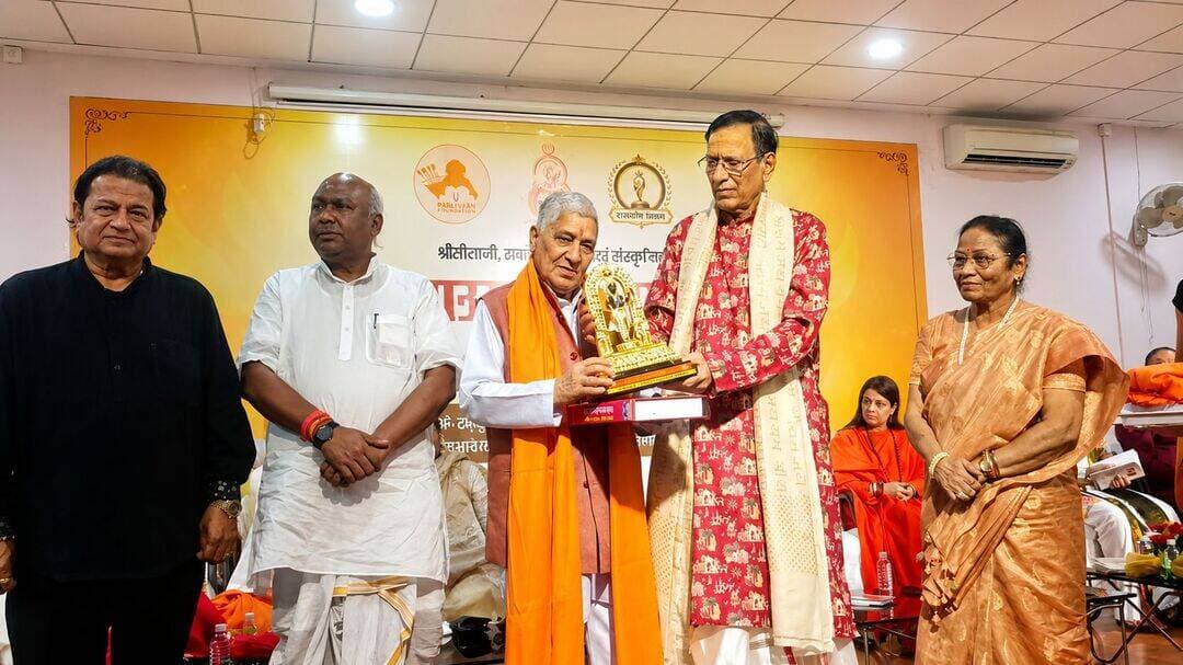 <nis:link nis:type=tag nis:id=रामनगर nis:value=रामनगर nis:enabled=true nis:link/> के वयोवृद्ध नागरिक <nis:link nis:type=tag nis:id=योगेश्वर nis:value=योगेश्वर nis:enabled=true nis:link/> प्रसाद देवरानी (92वर्ष) को मिला प्रसिद्ध "रामायणी सम्मान", <nis:link nis:type=tag nis:id=काशी nis:value=काशी nis:enabled=true nis:link/> हिन्दू विश्वविद्यालय, वाराणसी में आयोजित कार्यक्रम में <nis:link nis:type=tag nis:id=उत्तराखंड nis:value=उत्तराखंड nis:enabled=true nis:link/> से एकमात्र चयनित योगेश्वर प्रसाद देवरानी को सम्मान प्राप्त हुआ।
<nis:link nis:type=tag nis:id=उन्हे nis:value=उन्हे nis:enabled=true nis:link/> यह सम्मान कुलपति, काशी हिंदू विश्वविद्यालय प्रोफेसर अजीत कुमार चतुर्वेदी, <nis:link nis:type=tag nis:id=पूर्व nis:value=पूर्व nis:enabled=true nis:link/> केंद्रीय मंत्री अश्विनी चौबे, <nis:link nis:type=tag nis:id=प्रसिद्ध nis:value=प्रसिद्ध nis:enabled=true nis:link/> भजन गायक अनूप जलोटा के द्वारा प्रदान किया गया।
<nis:link nis:type=tag nis:id=इसके nis:value=इसके nis:enabled=true nis:link/> साथ ही देशभर के 28 विद्वानों/बुद्धिजीवियों को "रामायणी सम्मान" प्रदान किया गया, <nis:link nis:type=tag nis:id=जिनमें nis:value=जिनमें nis:enabled=true nis:link/> योगेश्वर प्रसाद देवरानी उत्तराखंड से एकमात्र चयनित बुद्धिजीवी रहे।
श्री योगेश्वर प्रसाद देवरानी जी का 92 वर्ष की आयु में सम्मानित होना युवाओं के लिए प्रेरणास्रोत हैं।
<nis:link nis:type=tag nis:id=कार्यक्रम nis:value=कार्यक्रम nis:enabled=true nis:link/> में कुल 28 विद्वानों को सम्मानित किया गया, जिनमें <nis:link nis:type=tag nis:id=अनूप nis:value=अनूप nis:enabled=true nis:link/> जलोटा (भजन सम्राट), <nis:link nis:type=tag nis:id=अनुराधा nis:value=अनुराधा nis:enabled=true nis:link/> पौडवाल (मुंबई), आरके सिन्हा (बिहार), किशोर कुणाल (पटना, मरणोपरांत), डॉ. अर्चना प्रकाश (लखनऊ), भगवान दास (नई दिल्ली), डॉ. उदय प्रताप सिंह (वाराणसी), डॉ. अवधी हरि (लखनऊ), योगेश्वर प्रसाद देवरानी (उत्तराखंड), आदित्य जैन (मध्य प्रदेश), अभय माणके (इंदौर), संत हरिओम (हाथरस), नरेंद्रनाथ गगन (बिहार), योगेश चंद्र शर्मा योगी (आगरा), संजीव कुमार (बिहार), डॉ. आशा ओझा (बिहार), मद्रुल्ला प्रफुल्ला (आंध्र प्रदेश), विनोद कुमार तिवारी (झारखंड), डॉ. चंद्र प्रभा मदान (हरियाणा), आचार्य संतोष पांडेय (राजस्थान), अजय याग्निक (दिल्ली), विंध्याचल मणि त्रिपाठी (उत्तर प्रदेश), राजराधे कृष्ण शर्मा (महाराष्ट्र), प्रेम प्रकाश दुबे (महाराष्ट्र), त्रिलोकी नाथ पांडेय (उत्तर प्रदेश), रामधनी द्विवेदी (उत्तर प्रदेश), डॉ. रविशंकर पांडेय (उत्तर प्रदेश) एवं रेखा मेहरा (नई दिल्ली) को यह पुरस्कार दिया गया।
<nis:link nis:type=tag nis:id=कार्यक्रम nis:value=कार्यक्रम nis:enabled=true nis:link/> में पूर्व केंद्रीय मंत्री अश्विनी चौबे, नैनीताल सांसद अजय भट्ट, छत्तीसगढ़ से सांसद चिंतामणि महाराज, बीएचयू के कुलपति प्रो अजीत चतुर्वेदी, आध्यात्मिक गुरु साध्वी प्रज्ञा भारती, सहित कई सम्मानित लोग उपस्थित रहे।
<nis:link nis:type=tag nis:id=uttarakhand nis:value=uttarakhand nis:enabled=true nis:link/> <nis:link nis:type=tag nis:id=nainital nis:value=nainital nis:enabled=true nis:link/> <nis:link nis:type=tag nis:id=ramnagar nis:value=Ramnagar nis:enabled=true nis:link/>