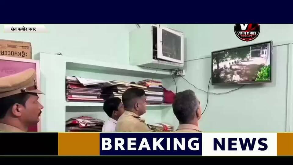 थाना दुधारा के औचक निरीक्षण में क्षेत्राधिकारी ने दिए जरूरी निर्देश, उत्कृष्ट कार्य पर दो रिक्रूट आरक्षी सम्मानित
पुलिस अधीक्षक संतकबीरनगर श्री संदीप कुमार मीना के निर्देशन में दिनाँक 20.08.2026 को क्षेत्राधिकारी खलीलाबाद श्री प्रियम राजशेखर पाण्डेय द्वारा थाना दुधारा का औचक निरीक्षण किया गया। इस दौरान थाना कार्यालय एवं विभिन्न अभिलेखों की गहनता से जाँच करते हुए थाना परिसर की साफ-सफाई एवं सुरक्षा व्यवस्था का जायजा लिया गया।
निरीक्षण के उपरांत क्षेत्राधिकारी खलीलाबाद द्वारा थाने पर नियुक्त सभी विवेचकों के साथ गोष्ठी कर लंबित विवेचनाओं की समीक्षा की गई तथा उनके शीघ्र एवं गुणवत्तापूर्ण निस्तारण हेतु आवश्यक दिशा-निर्देश दिए गए। उन्होंने स्पष्ट किया कि पीड़ितों को समयबद्ध एवं न्यायोचित राहत दिलाना पुलिस की सर्वोच्च प्राथमिकता है तथा विवेचनाओं में किसी भी प्रकार की शिथिलता बर्दाश्त नहीं की जाएगी।
क्षेत्राधिकारी खलीलाबाद द्वारा थाना दुधारा पर तैनात रिक्रूट आरक्षियों के साथ विशेष बैठक कर उन्हें पुलिसिंग के बुनियादी गुर, अनुशासन, कर्तव्यनिष्ठा तथा जनता के साथ विनम्र एवं संवेदनशील व्यवहार के संबंध में आवश्यक दिशा-निर्देश दिए गए।
थाना क्षेत्र में अपने कार्यों के प्रति उत्कृष्ट लगन एवं सराहनीय प्रदर्शन करने वाले 02 रिक्रूट आरक्षियों को क्षेत्राधिकारी द्वारा ₹500-₹500 के नगद पुरस्कार से सम्मानित किया गया। हर्ष सिंह रिक्रूट आरक्षी को साइबर सेल से संबंधित मामलों में उत्कृष्ट एवं सराहनीय कार्य हेतु ₹500 नगद पुरस्कार तथा सेजल रावत महिला रिक्रूट आरक्षी को आईजीआरएस शिकायतों के समयबद्ध एवं गुणवत्तापूर्ण निस्तारण में उत्कृष्ट प्रदर्शन हेतु ₹500 नगद पुरस्कार से सम्मानित किया गया।
क्षेत्राधिकारी खलीलाबाद ने सभी रिक्रूट आरक्षियों को पूर्ण निष्ठा, अनुशासन एवं संवेदनशीलता के साथ अपने कर्तव्यों का निर्वहन करने हेतु प्रेरित किया।