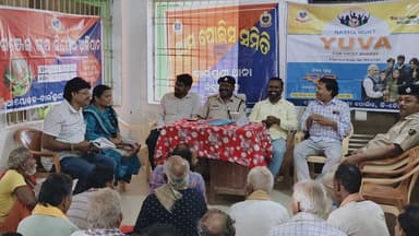 ବାଉଁଶୁଣି ଥାନା ପୋଲିସ୍ ପକ୍ଷରୁ ଗୋଛପଡ଼ାଠାରେ ସଚେତନତା କାର୍ଯ୍ୟକ୍ରମ ଓ 'ଆମ ପୋଲିସ୍ ସମିତି' ବୈଠକ ଅନୁଷ୍ଠିତ
ବାଉଁଶୁଣି ଥାନା ପୋଲିସ୍ ପକ୍ଷରୁ ଗୋଛପଡ଼ା ଗ୍ରାମ ପଞ୍ଚାୟତ କାର୍ଯ୍ୟାଳୟ ପରିସରରେ ‘ନଶାମୁକ୍ତ ଭାରତ’, ‘ସାଇବର୍ ସଚେତନତା’ ଏବଂ ‘ଗଞ୍ଜେଇ ଚାଷ ନିଷେଧ’ ନେଇ ଏକ ବିଶେଷ ସଚେତନତା କାର୍ଯ୍ୟକ୍ରମ ସହ ‘ଆମ ପୋଲିସ୍ ସମିତି’ ବୈଠକ ଅନୁଷ୍ଠିତ ହୋଇଯାଇଛି। ଏହି କାର୍ଯ୍ୟକ୍ରମରେ ବାଉଁଶୁଣି ଥାନା ଅଧିକାରୀ ଶ୍ରୀ ମହେନ୍ଦ୍ର ବେହେରା ମୁଖ୍ୟ ଅତିଥି ଭାବେ ଯୋଗଦେଇ ନଶାମୁକ୍ତ ସମାଜ ଗଠନ, ସାଇବର ଠକେଇରୁ ବର୍ତ୍ତିବାର ଉପାୟ ଏବଂ ବେଆଇନ ଗଞ୍ଜେଇ ଚାଷର କୁପ୍ରଭାବ ବିଷୟରେ ଉପସ୍ଥିତ ସାଧାରଣ ଜନତାଙ୍କୁ ସଚେତନ କରିଥିଲେ।
ସମାଜକୁ ଅପରାଧମୁକ୍ତ ଓ ସୁସ୍ଥ ରଖିବା ପାଇଁ ପୋଲିସ୍କୁ ସହଯୋଗ କରିବାକୁ ସେ ଅନୁରୋଧ କରିଥିଲେ। ଏହି ବୈଠକରେ ସ୍ଥାନୀୟ ସରପଞ୍ଚ, ୱାର୍ଡ ସଭ୍ୟ, ବୁଦ୍ଧିଜୀବୀ ଓ ସ୍ଥାନୀୟ ଜନସାଧାରଣ ପ୍ରମୁଖ ଉପସ୍ଥିତ ଥିଲେ।
#Baudh #Baunsuni #OdishaPolice #NashaMuktBharat #CyberAwareness #AmaPolice #OdishaNews #PoliceAwareness #BaudhPolice