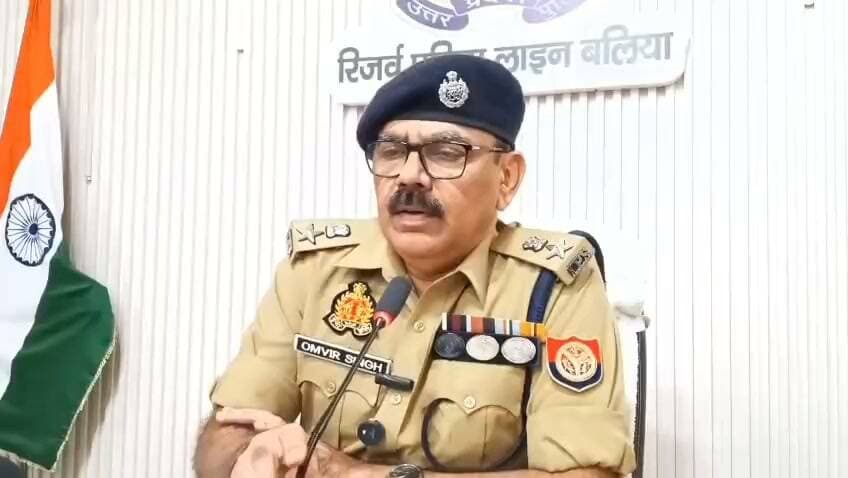 *सर्विलांस/स्वाट टीम बलिया व थाना नरही जनपद बलिया की संयुक्त पुलिस टीम द्वारा लूट का सफल अनावरण करते हुए 06 नफर अभियुक्त को किया गया गिरफ्तार, अभियुक्तों के कब्जे 08 अदद मोबाइल, 02 अदद मोटरसाइकिल, 02 सेट पायल सफेद धातु, 02 अदद नाक कील पीली धातु, 01 अदद तमंचा 02 अदद कारतूस 0.315 बोर, 02 अदद अवैध चाकू सहित कुल 86400/- रुपया बरामद किया गया। इस सम्बन्ध में पुलिस अधीक्षक महोदय बलिया श्री ओमवीर सिंह की वीडियो बाइट👇🏻*